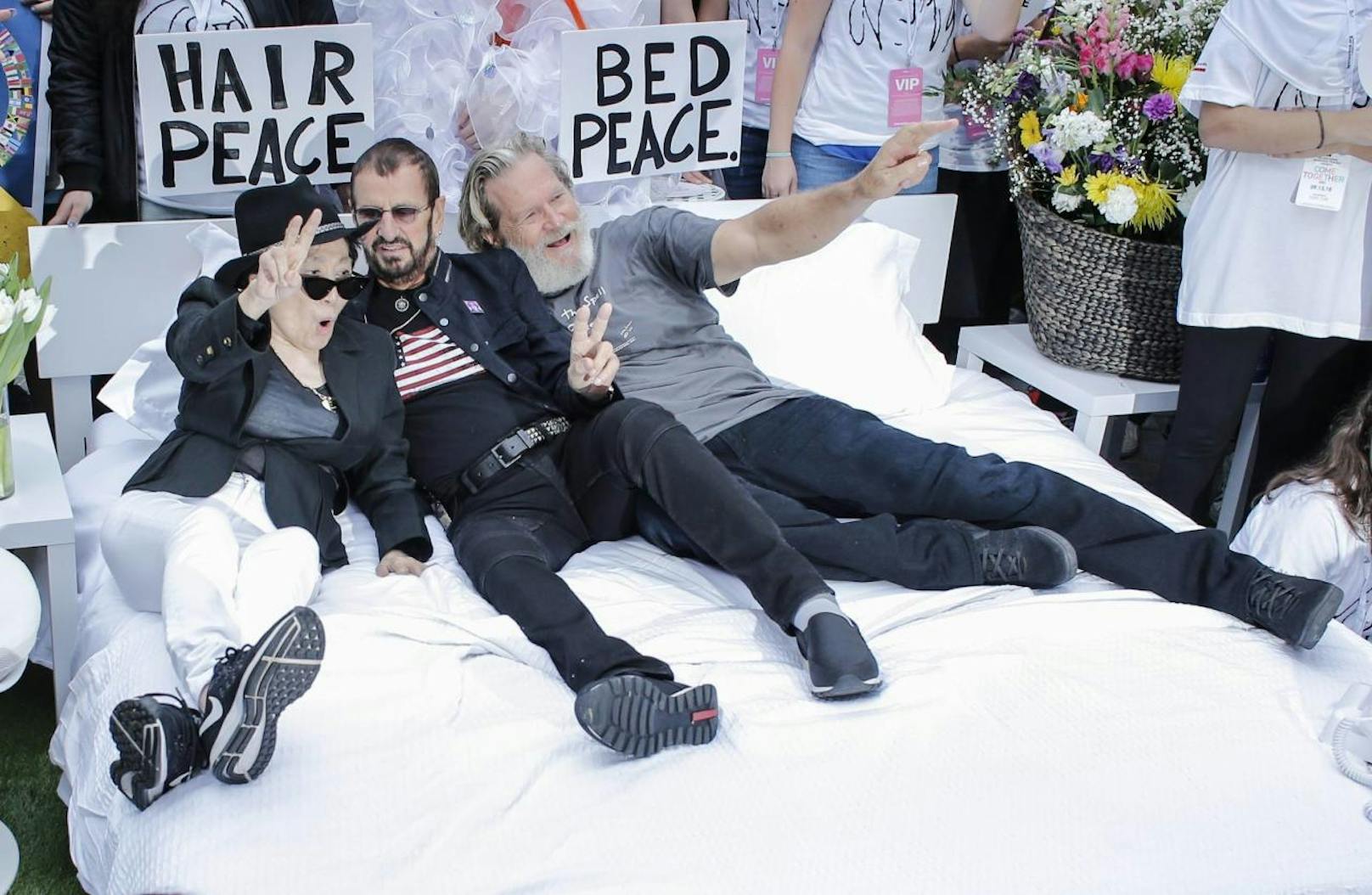 Die drei Stars ahmten das berühmte "Bed-in for Peace" aus dem Jahr 1969 nach