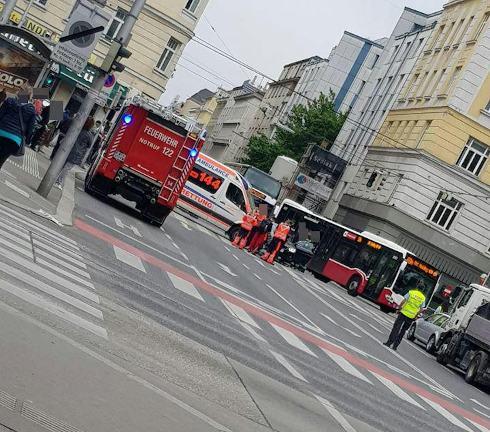 Gegen 11.30 Uhr krachte es am heutigen Donnerstag in der Arbeitergasse (Wien-Margareten). Die Fahrerin des BMWs blieb unverletzt. Ein Sanitäter, der sich im Rettungswagen befand, erlitt Prellungen.