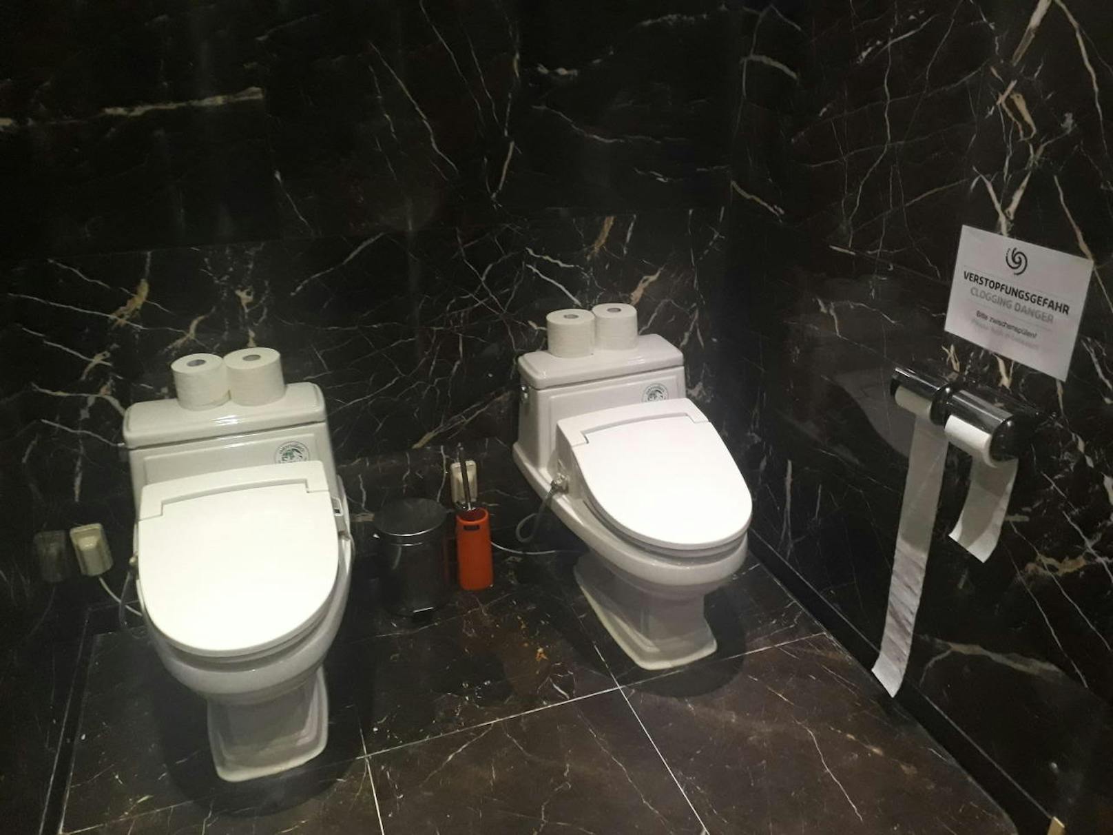 Aber wieso gibt es zwei Toiletten nebeneinander?