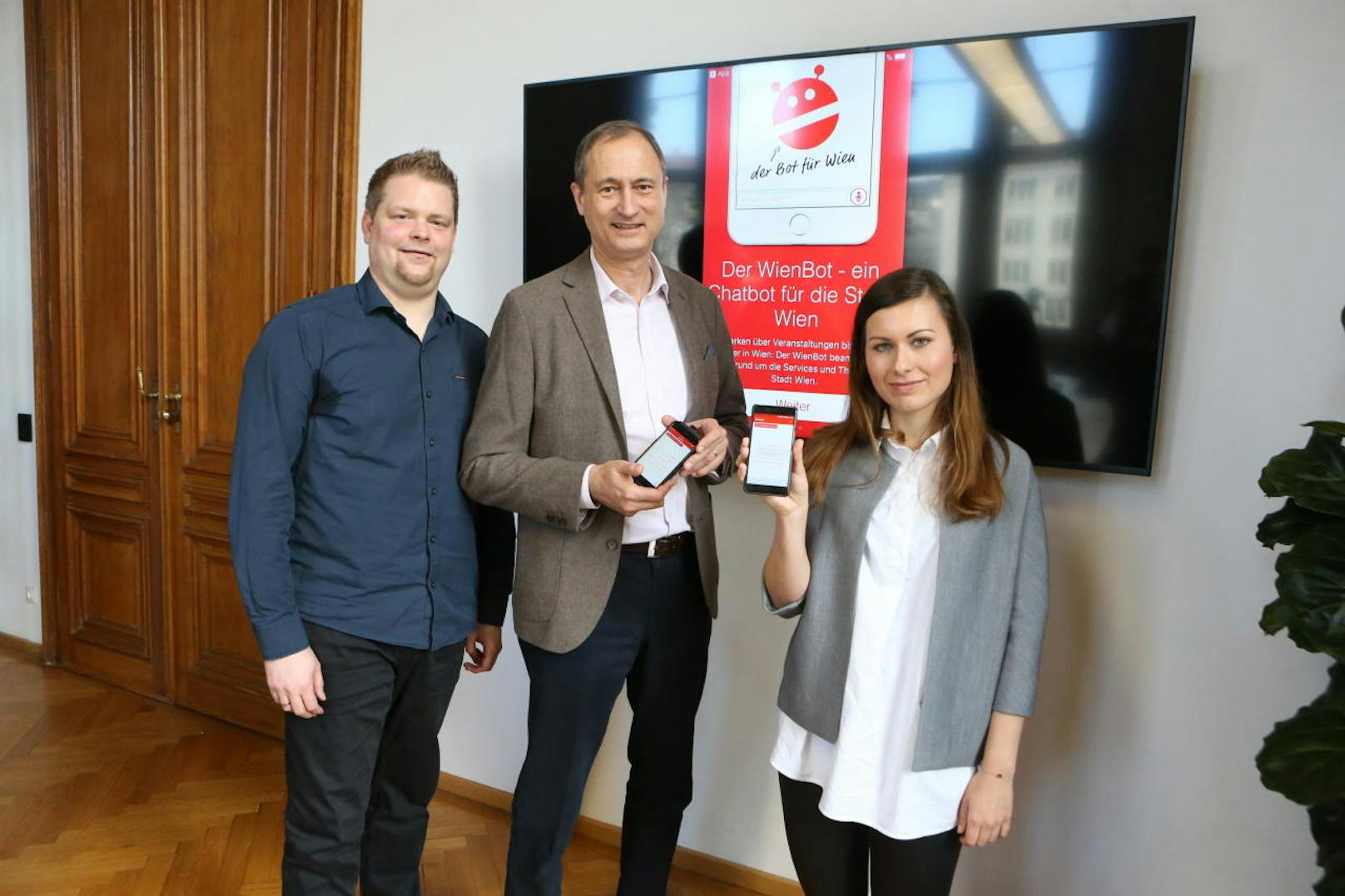 Der "WienBot" wurde von der MA53 - Presse- und Informationsdienst der Stadt Wien entwickelt. Kultur- und Wissenschaftsstadt Andreas Mailath-Pokorny stellte die neue App gemeinsam mit Sindre Wimberger (links) und Carmen Fritz (rechts, beide MA53) vor.