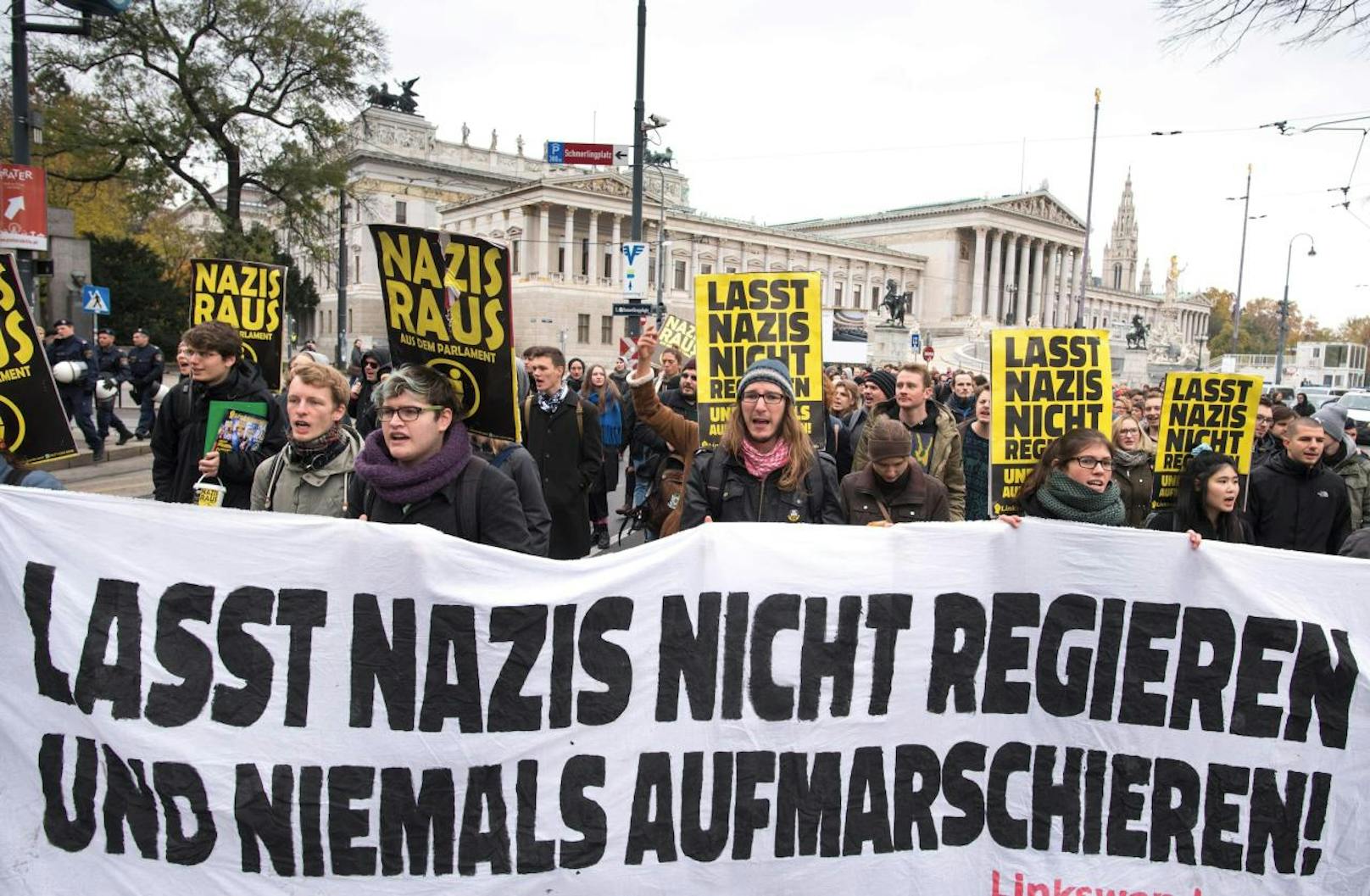 Im November 2017 sind zahlreiche Demonstranten gegen die FPÖ-Regierungsbeteiligung aufmarschiert.