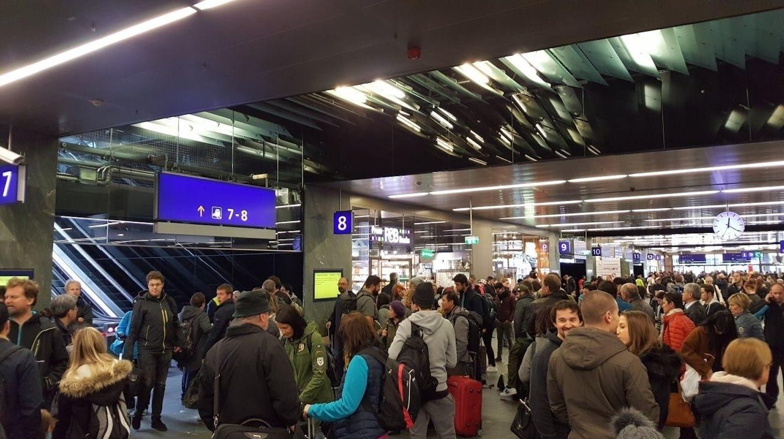 In Wien musste der Hauptbahnhof am Sonntag wegen herabstürzender Bauteile evakuiert werden.