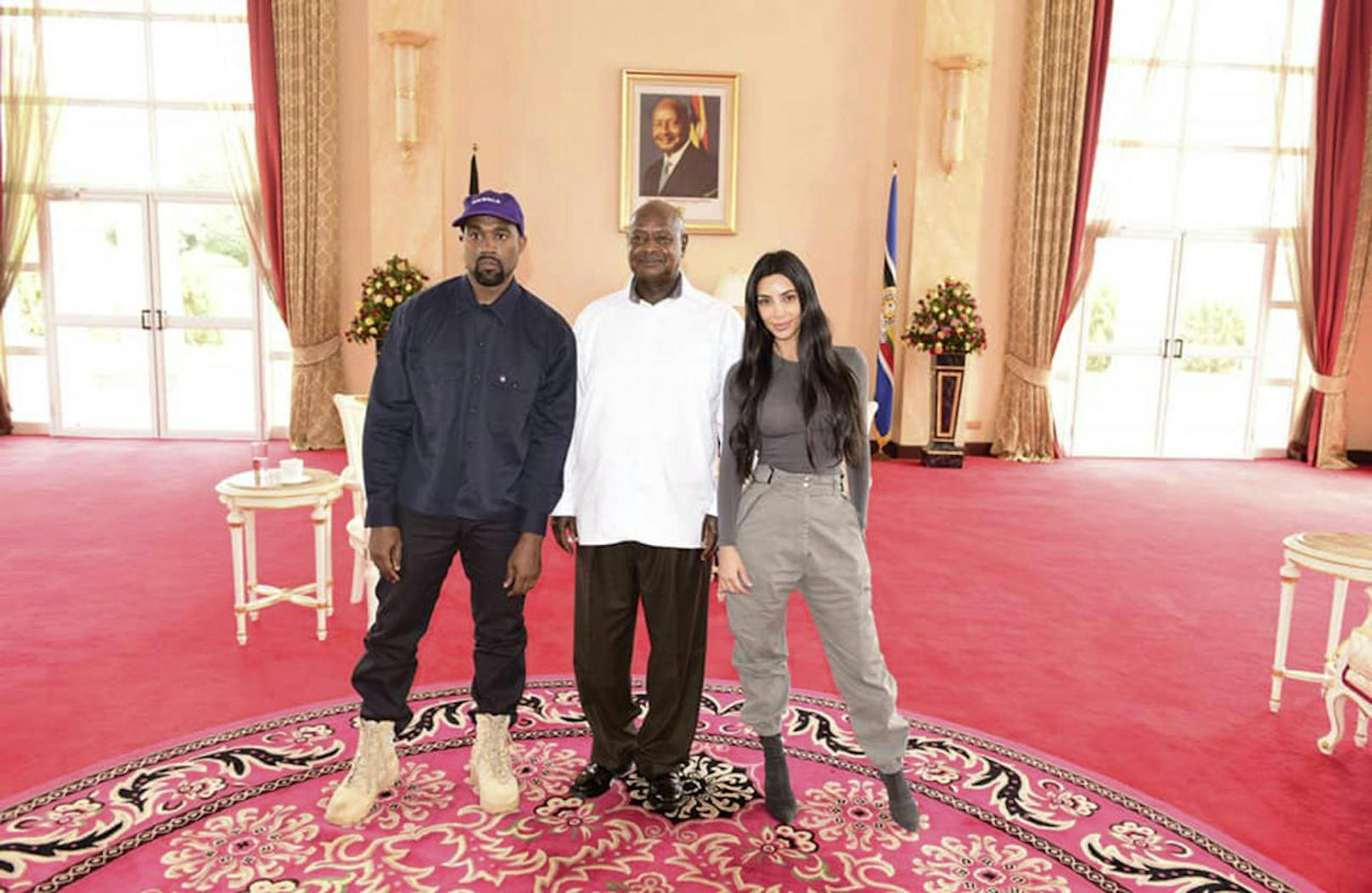  Kanye West und Kim Kardashian West mit Präsident Yoweri Museveni.