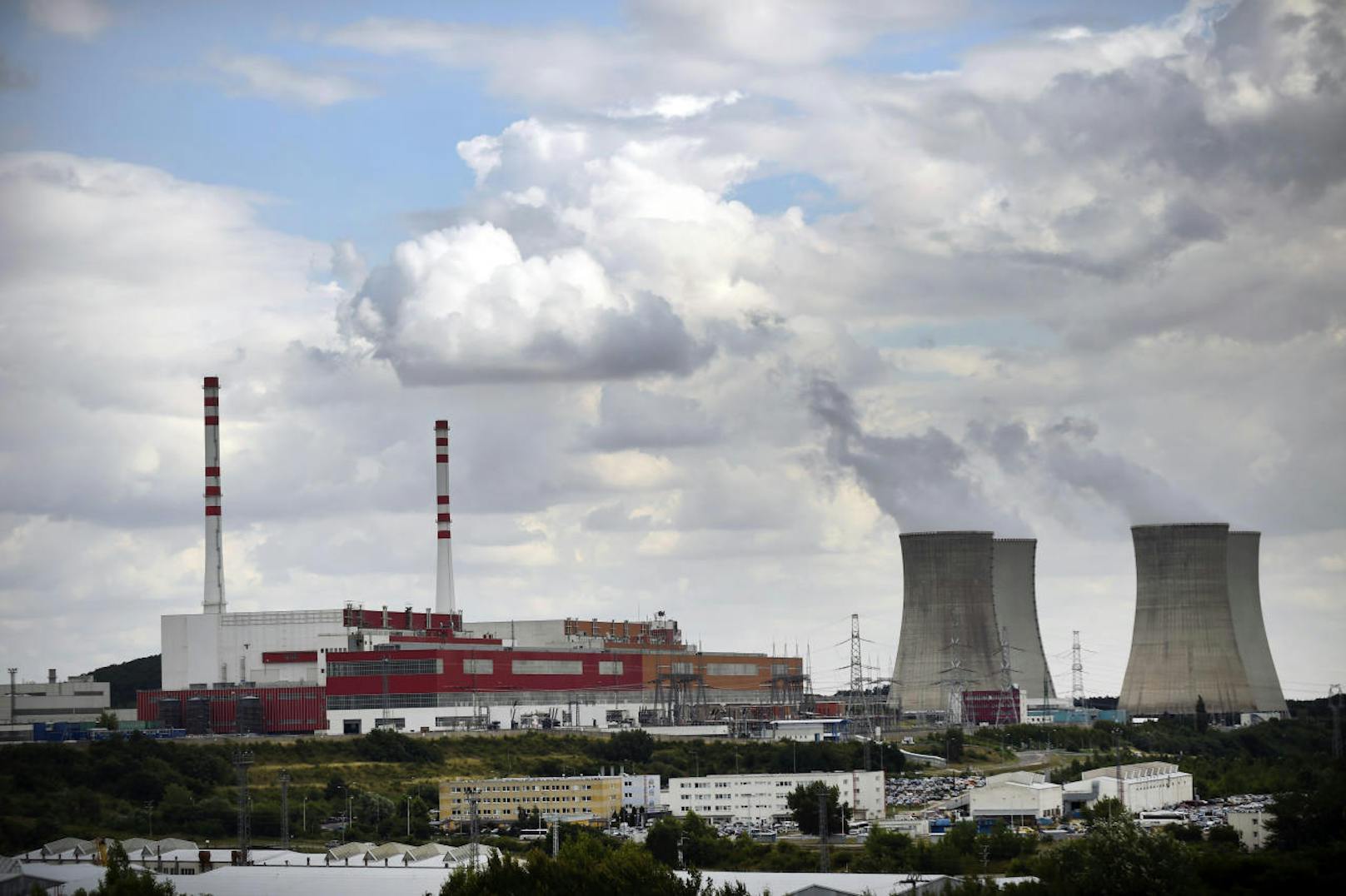 Die slowakische Atombehörde UJD hat ihre Betriebserlaubnis für den in Bau befindlichen Atomreaktor in Mochovce veröffentlicht. Klimaschutzministerin Leonore Gewessler (Grüne) kündigt eine genaue Überprüfung des Bescheids an.&nbsp;