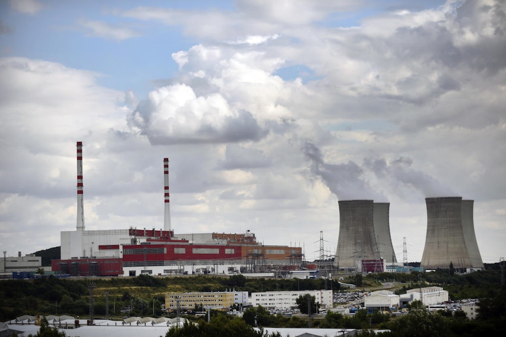 Die slowakische Atombehörde UJD hat ihre Betriebserlaubnis für den in Bau befindlichen Atomreaktor in Mochovce veröffentlicht. Klimaschutzministerin Leonore Gewessler (Grüne) kündigt eine genaue Überprüfung des Bescheids an.&nbsp;