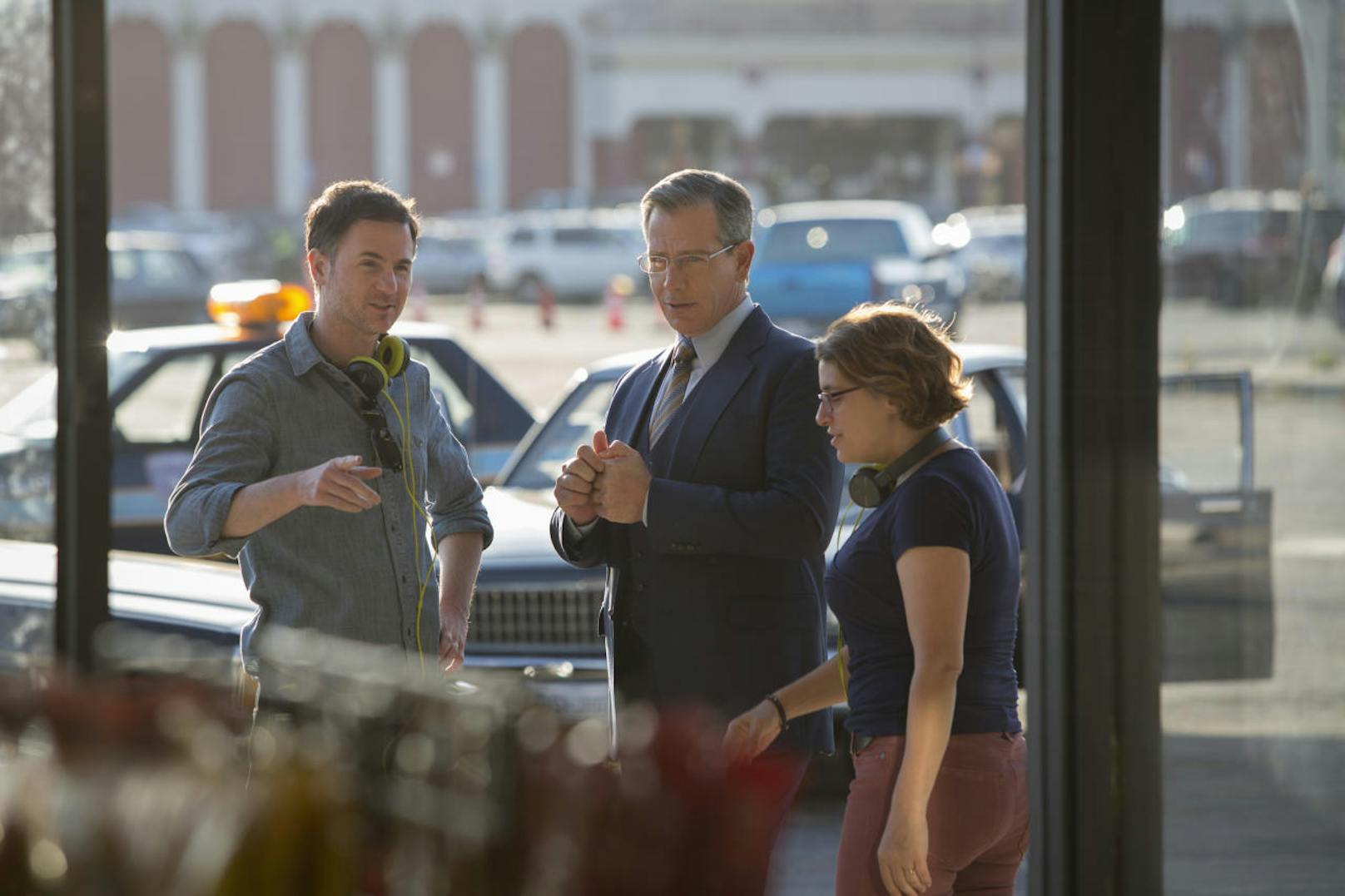 Von links: Regisseur Ryan Fleck, Ben Mendelsohn und Regisseurin Anna Boden am Set von "Captain Marvel"