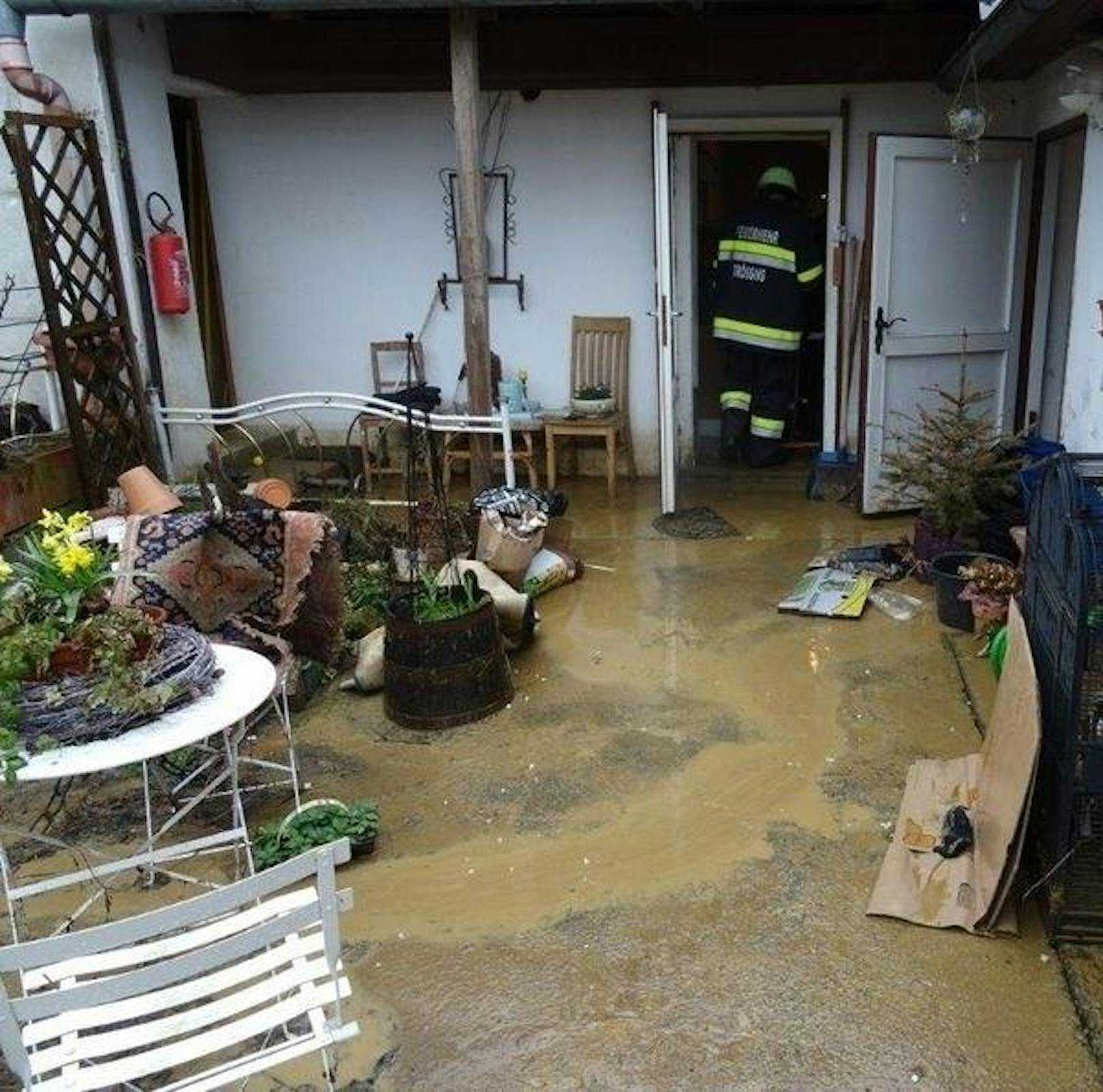 Sintflutartiger Regen in der Steiermark: Trössing versinkt im Regenwasser.