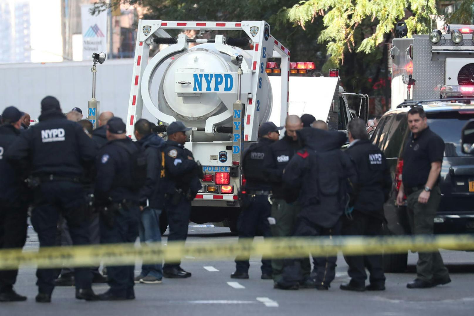 Polizisten vor dem Time Warner Center, nachdem im CNN Headquarter in Manhattan eine Drohung eingegangen war.