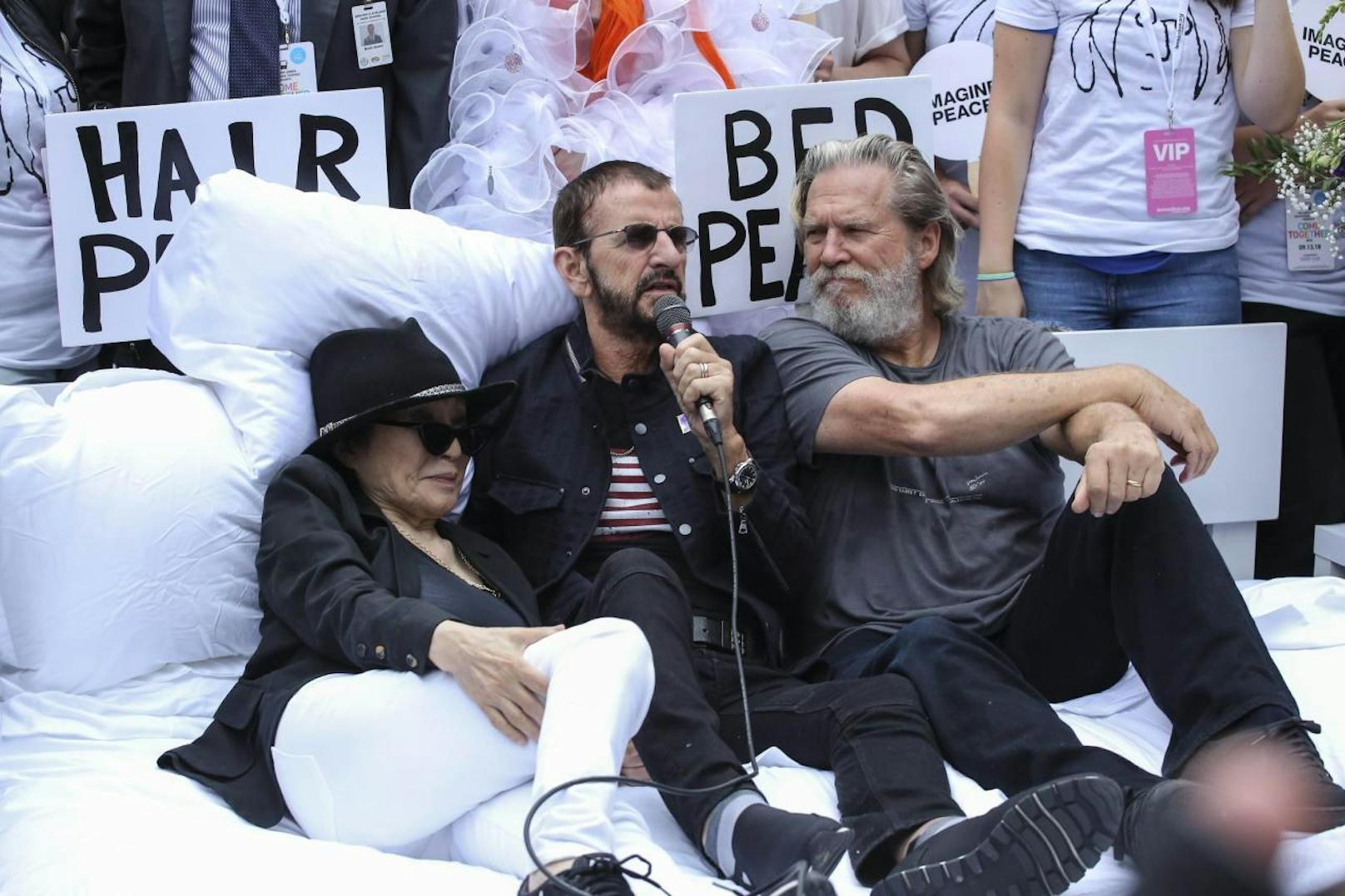 John Lennons Witwe und Künstlerin Yoko Ono, Beatle Ringo Starr und der "Dude" Jeff Bridges gemeinsam im Bett