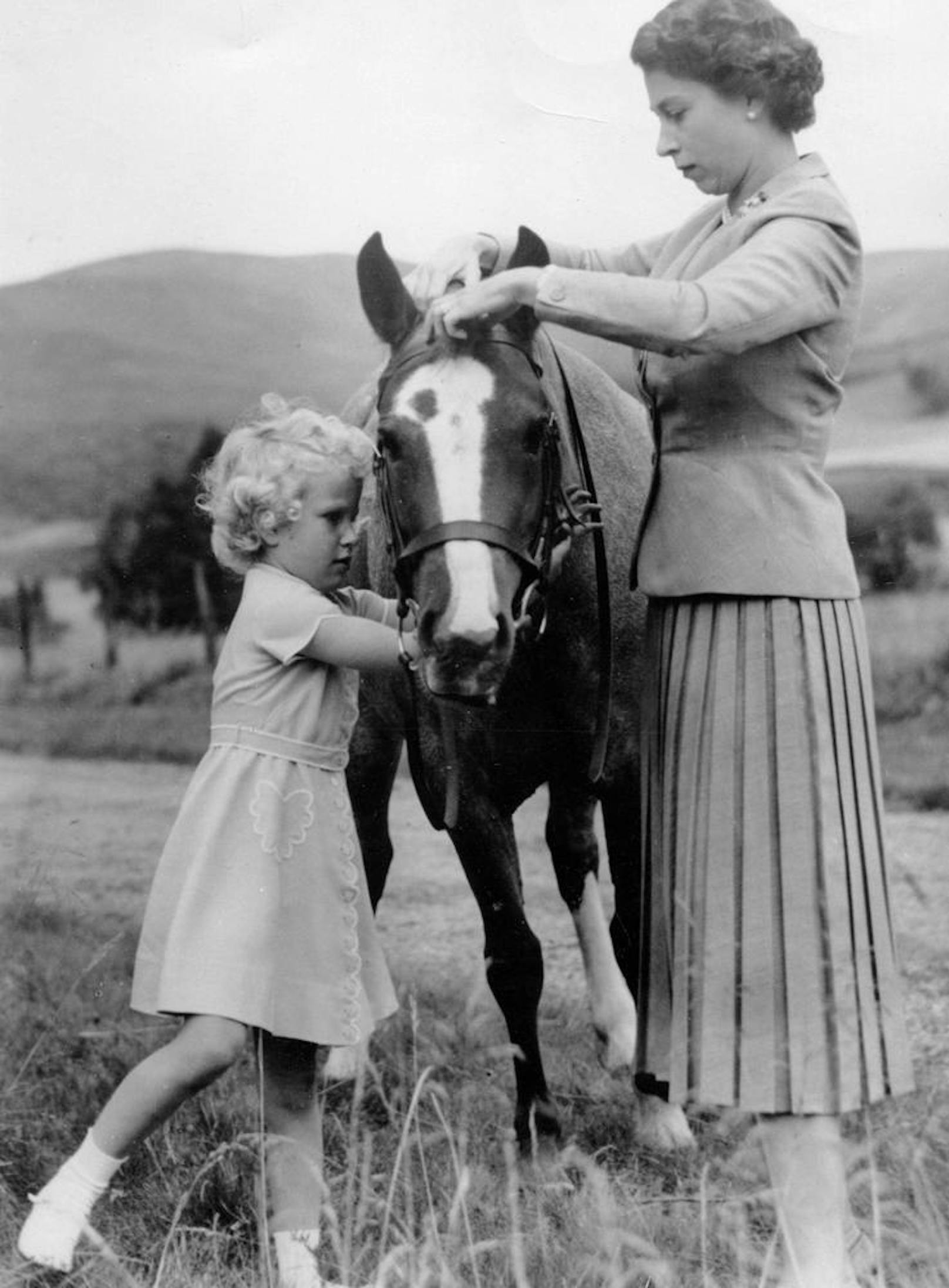 Der erste Premierminister der Queen war der legendäre Sir Winston Churchill (1951-55).

Foto: 
1. September. 1955 - Queen Elizabeth II mit ihrer Tochter Prinzessin Anne in Balmoral Castle. Beide sind heute noch passionierte Reiterinnen.