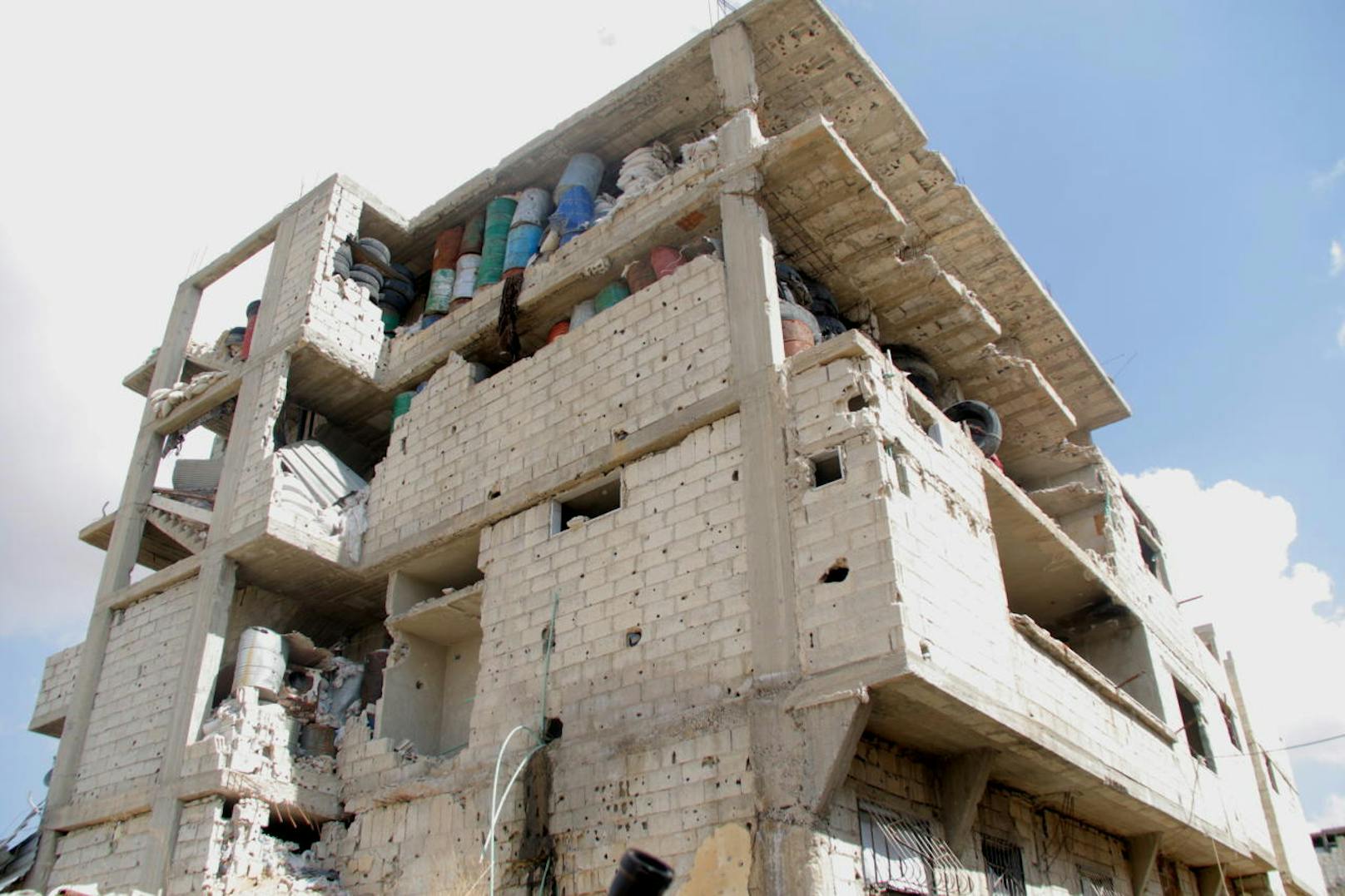Ein beschädigtes Gebäude in Ost-Ghouta. Die Hochburg islamistischer Rebellen wird seit Wochen durch syrische und russische Kampfjets bombardiert.