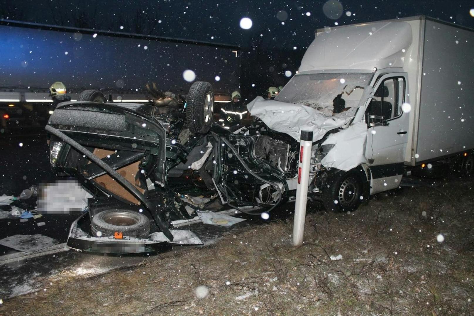 Tödlicher Verkehrsunfall am Mittwoch im Schneetreiben auf der A2 bei Wöllersdorf.Eine Pkw-Lenkerin verlor auf der glatten Fahrbahn die Kontrolle über ihren Wagen, kam ins Schleudern, das Auto überschlug sich. Ein nachkommender Lkw-Lenker konnte aber nicht mehr rechtzeitig bremsen und erwischte die junge Frau frontal.