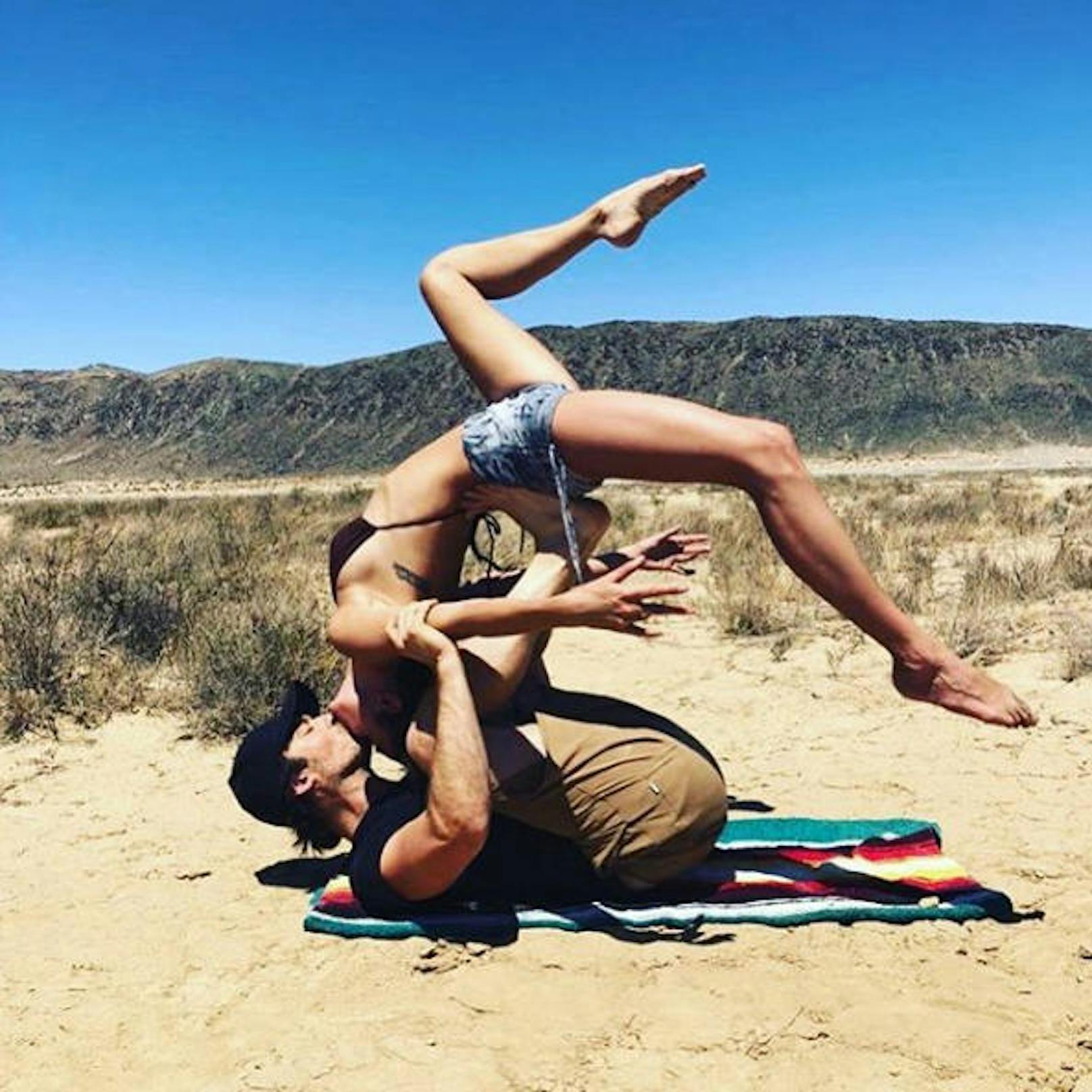 03.06.2018: So romantisch kann Yoga sein! Die beiden Schauspieler Nikki Reed und Ian Somerhalder nutzen das Training für einen zärtlichen Kuss.