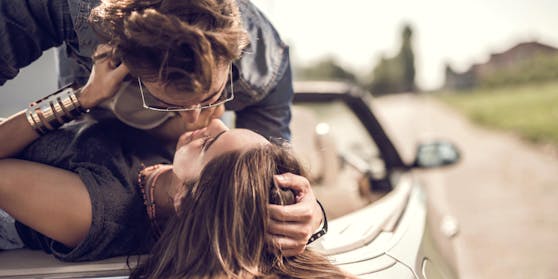 Zu Sex auf den eigenen vier Rädern gibt es eine niedrigere Hemmschwelle, besagt eine Studie. Das führe zu mehr erotischen Abenteuern im Auto.