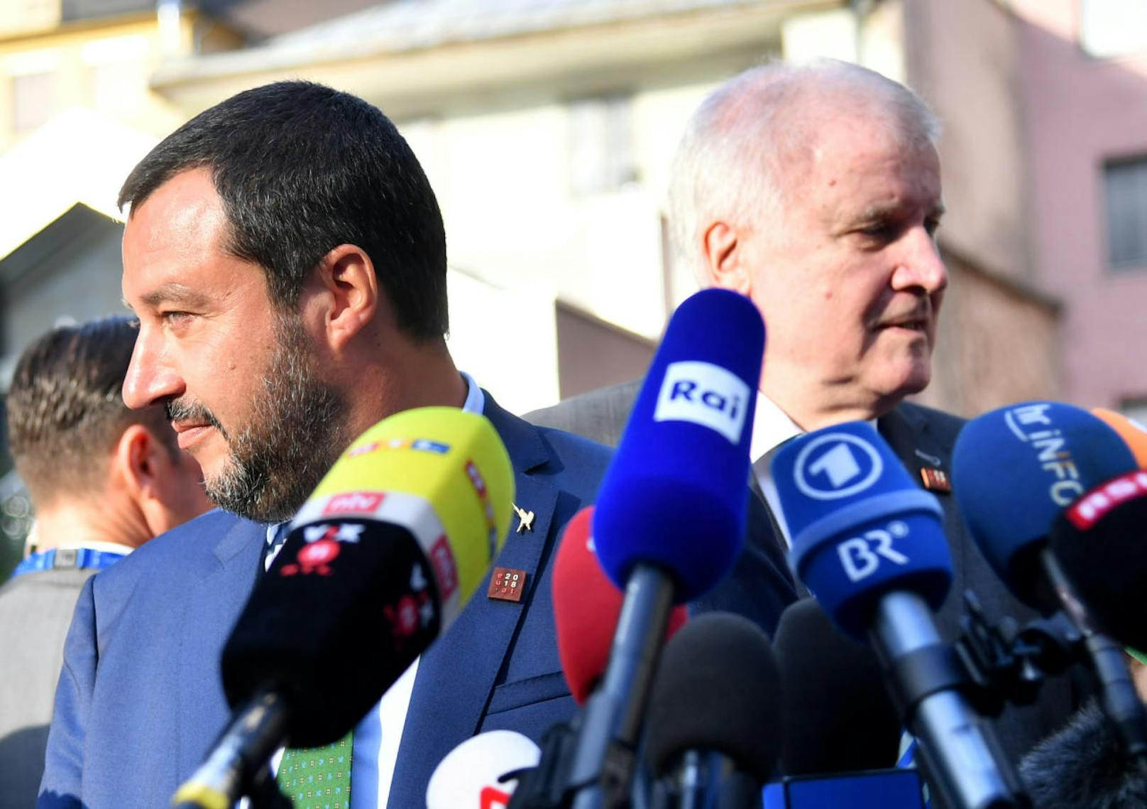 Matteo Salvini (l.) und Horst Seehofer, die Innenminister von Italien und Deutschland, trafen sich in Innsbruck beim informellen Treffen der Justiz- und Innenminister der EU (11. Juli 2018).