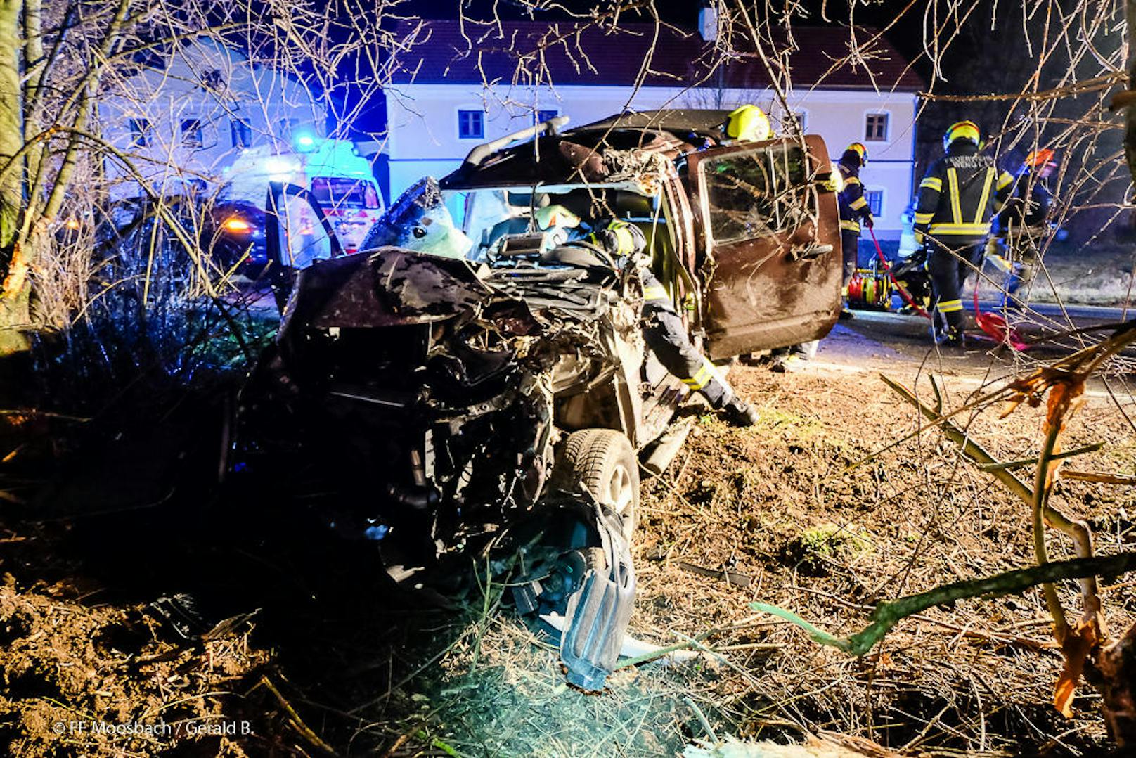 Der Unfall passierte am Freitag kurz nach 1.00 Uhr auf der Mauerkirchener B 142 bei Dietraching im Bezirk Braunau am Inn.