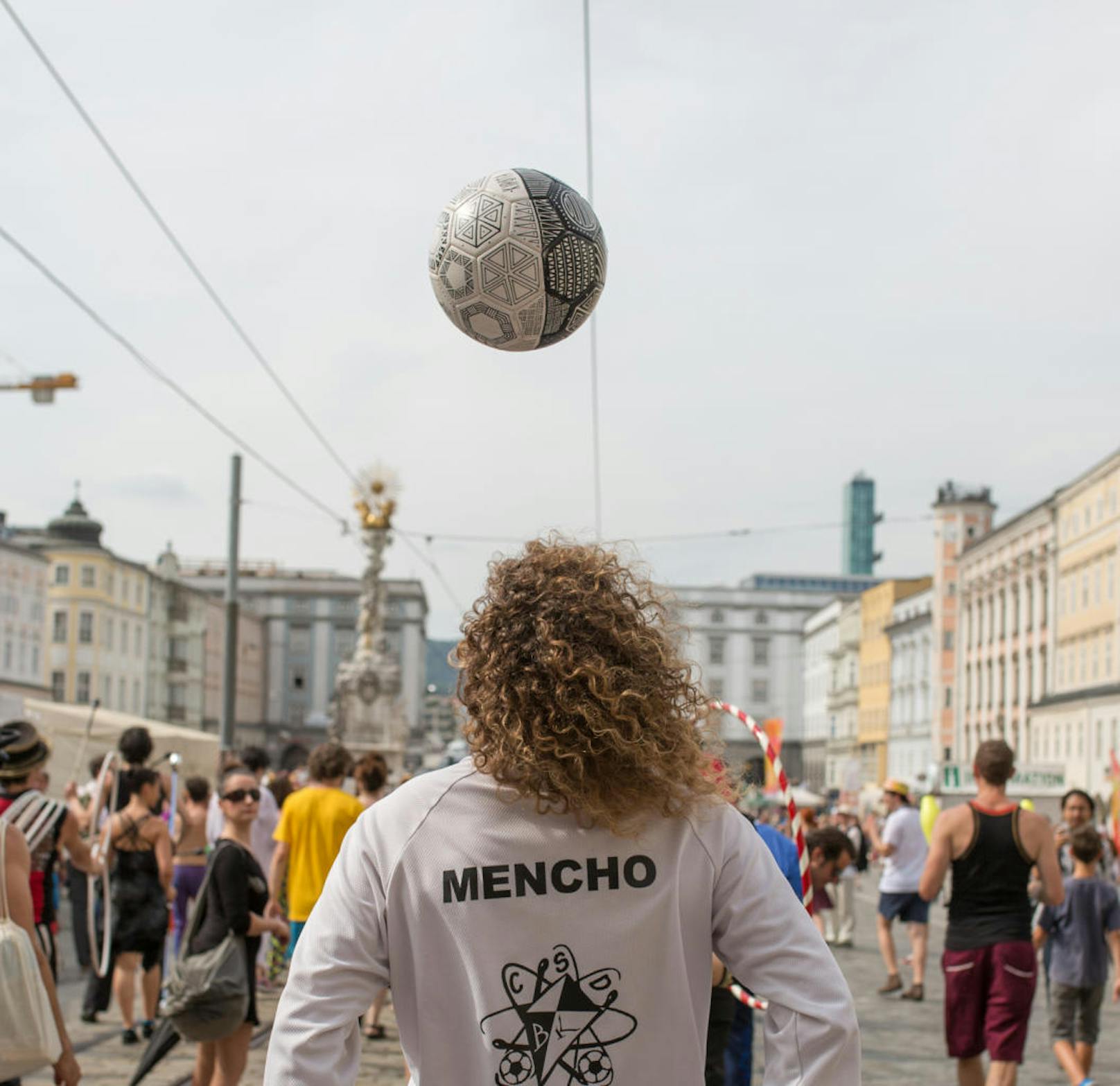 Auch heuer warten jede Menge Straßenkünstler aus aller Welt am Linzer Pflasterspektakel auf neugierige Besucher. Fotos vom letzten Jahr. 