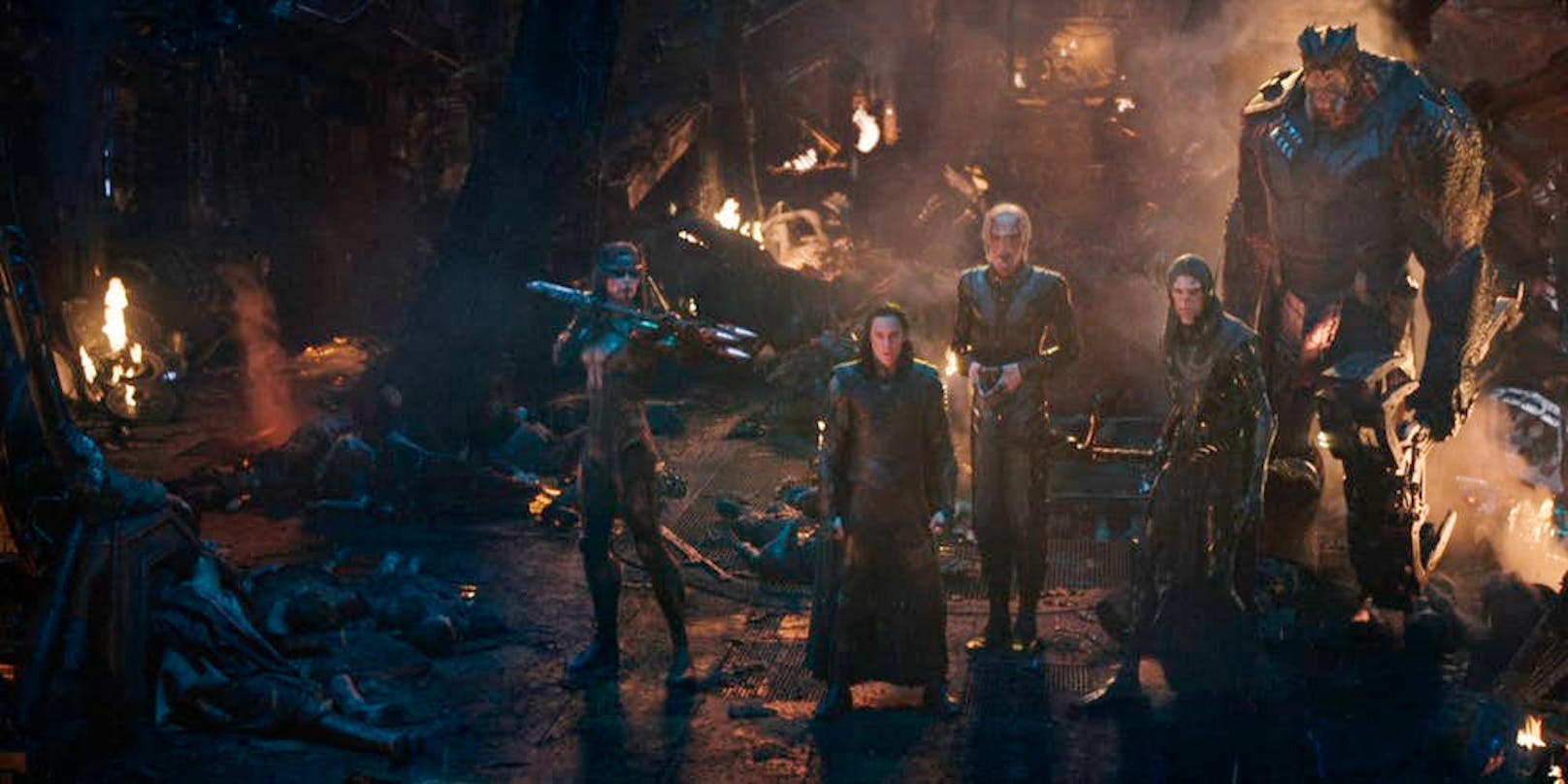 Loki (Tom Hiddleston) mit den Kindern von Thanos im Film: (v.l.) Proxima Midnight (Carrie Coon), Ebony Maw (Tom Vaughan-Lawlor), Corvus Glaive (Michael James Shaw) und Cull Obsidian (Terry Notary).