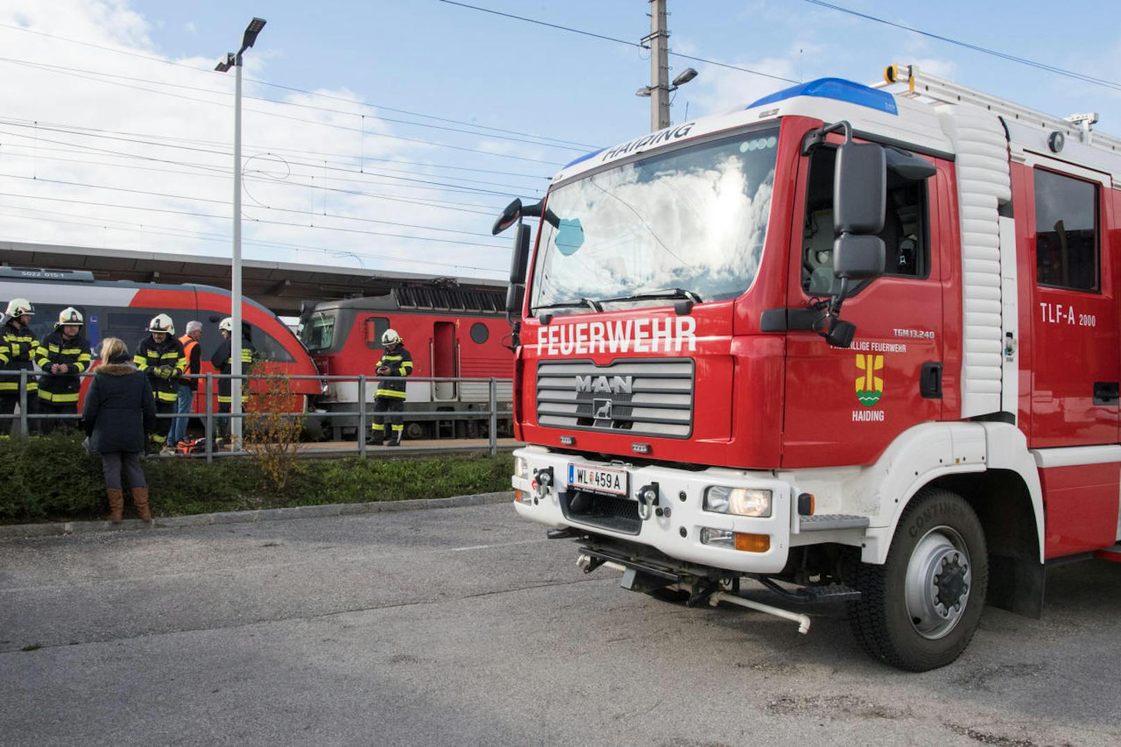 Ein mit 40 Insassen besetzter Personenzug, der von Linz über Wels nach Neumarkt-Kallham unterwegs war, wurde im Bahnhof Haiding gestoppt und evakuiert, bevor der führerlose Zug auf die Garnituren aufprallte.