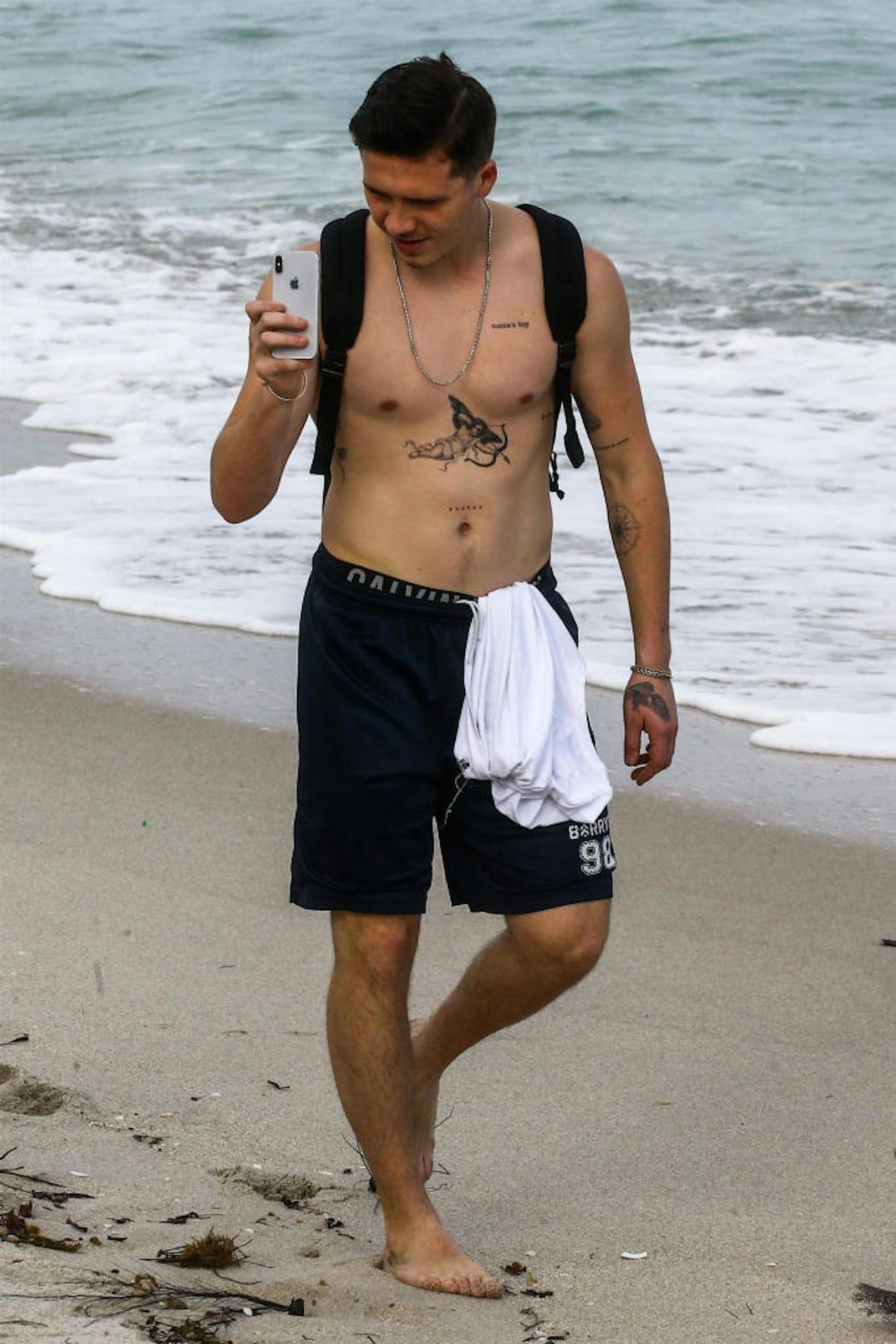 Beckham Spross Brooklyn Beckham versucht sich seit einiger Zeit als Fotograf. Am Strand von Miami reicht ihm aber die Handykamera !