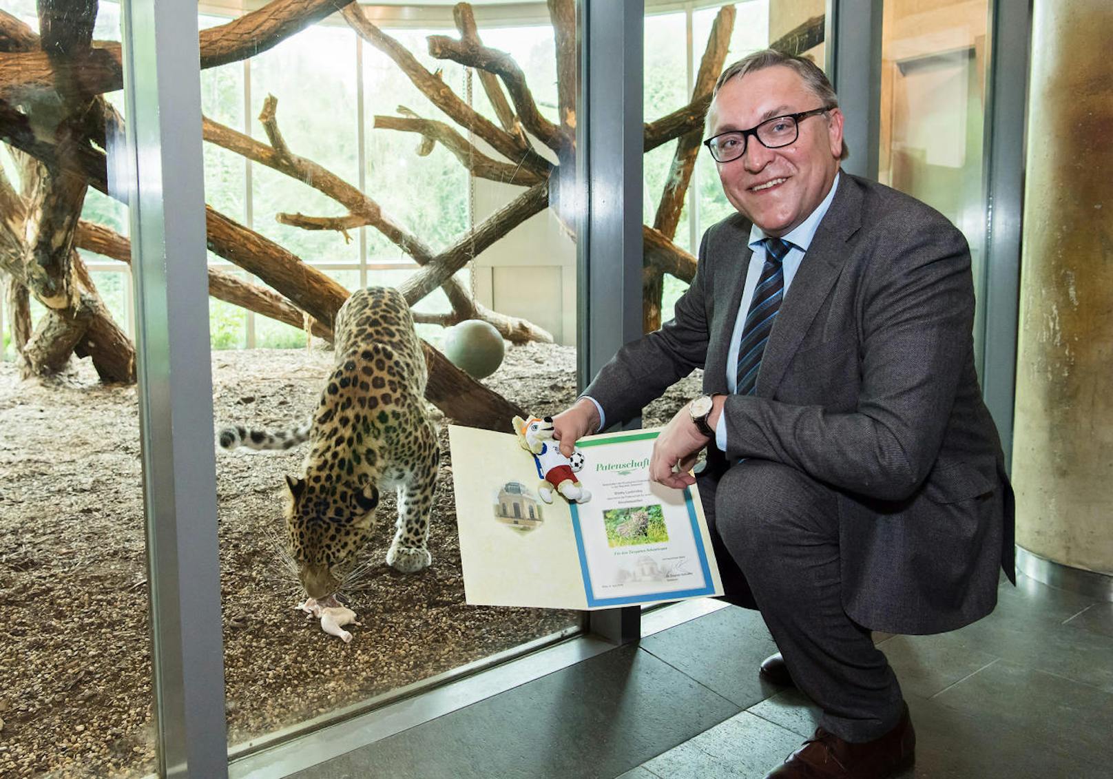 Der russische Botschafter in Österreich, Dmitrij Ljubinskij, hat die Patenschaft für die Leoparden-Zwillinge übernommen.