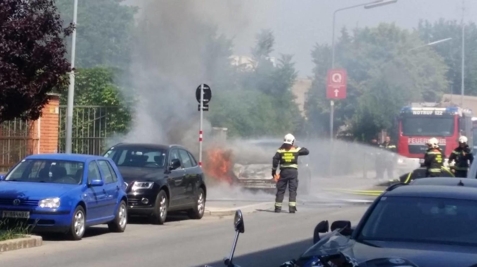 Bei der Muthgasse 105 in Wien-Döbling brannte am Dienstagvormittag plötzlich ein Auto. Die Feuerwehr musste ausrücken.