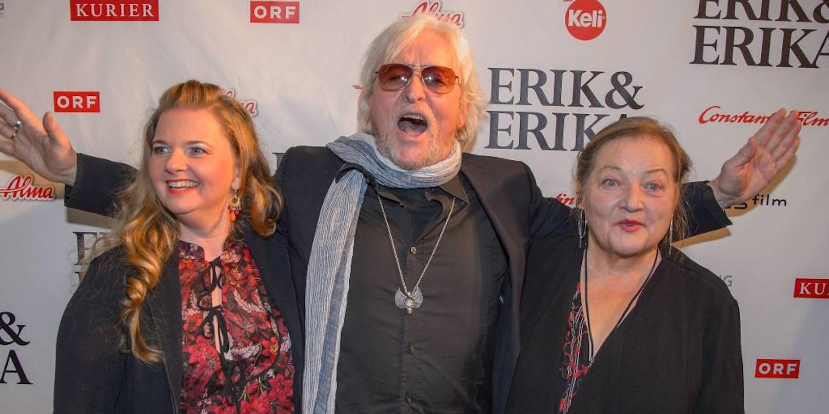 Filmemacher Reinhold Bilgeri umringt von seinen Darstellerinen Ulrike Beimpold und Marianne Sägebrecht bei der Premiere von "Erik und Erika"