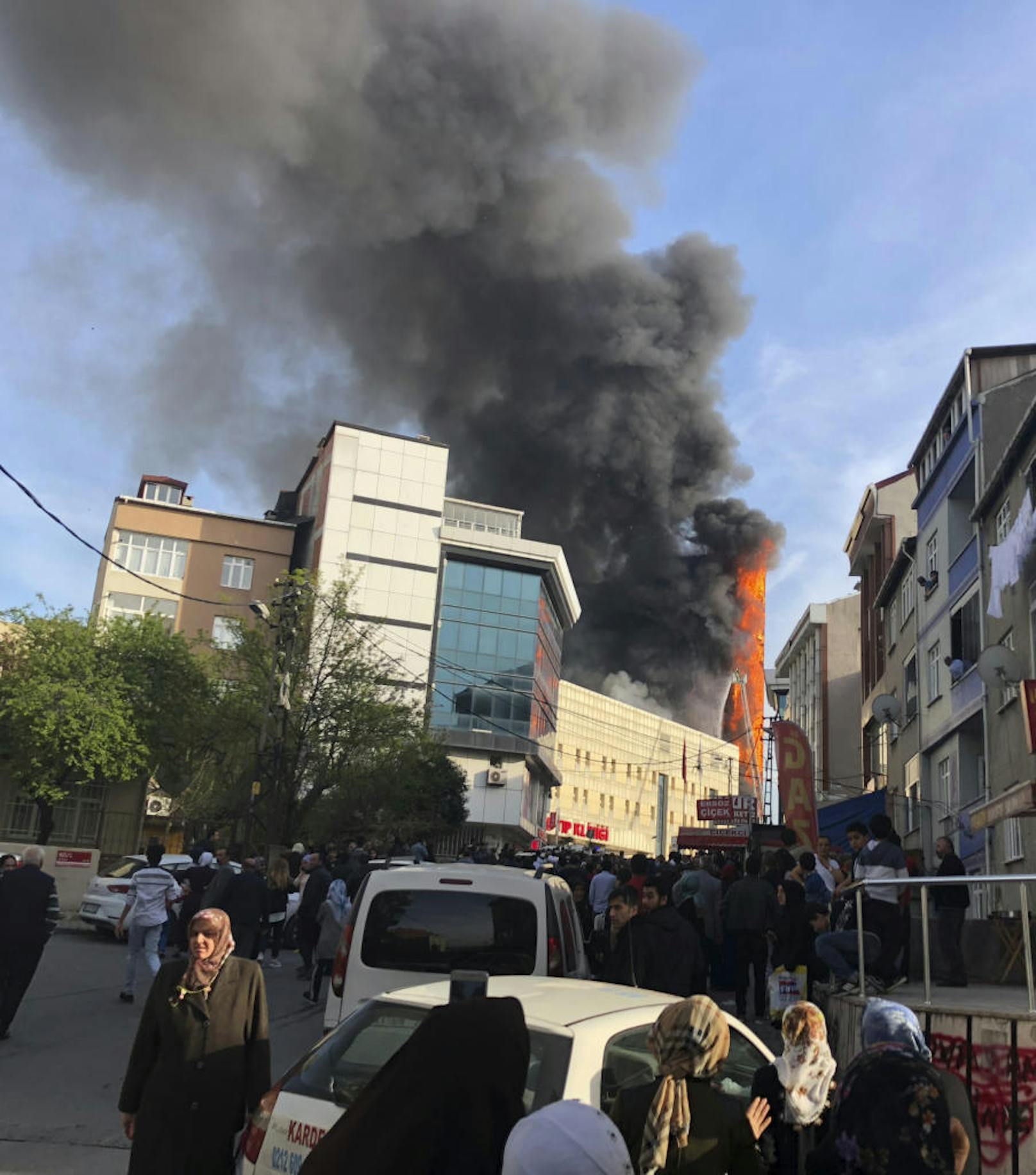 Feuer und schwarzer Rauch umhüllten die Fassade des Taksim Spitals in Istanbul.