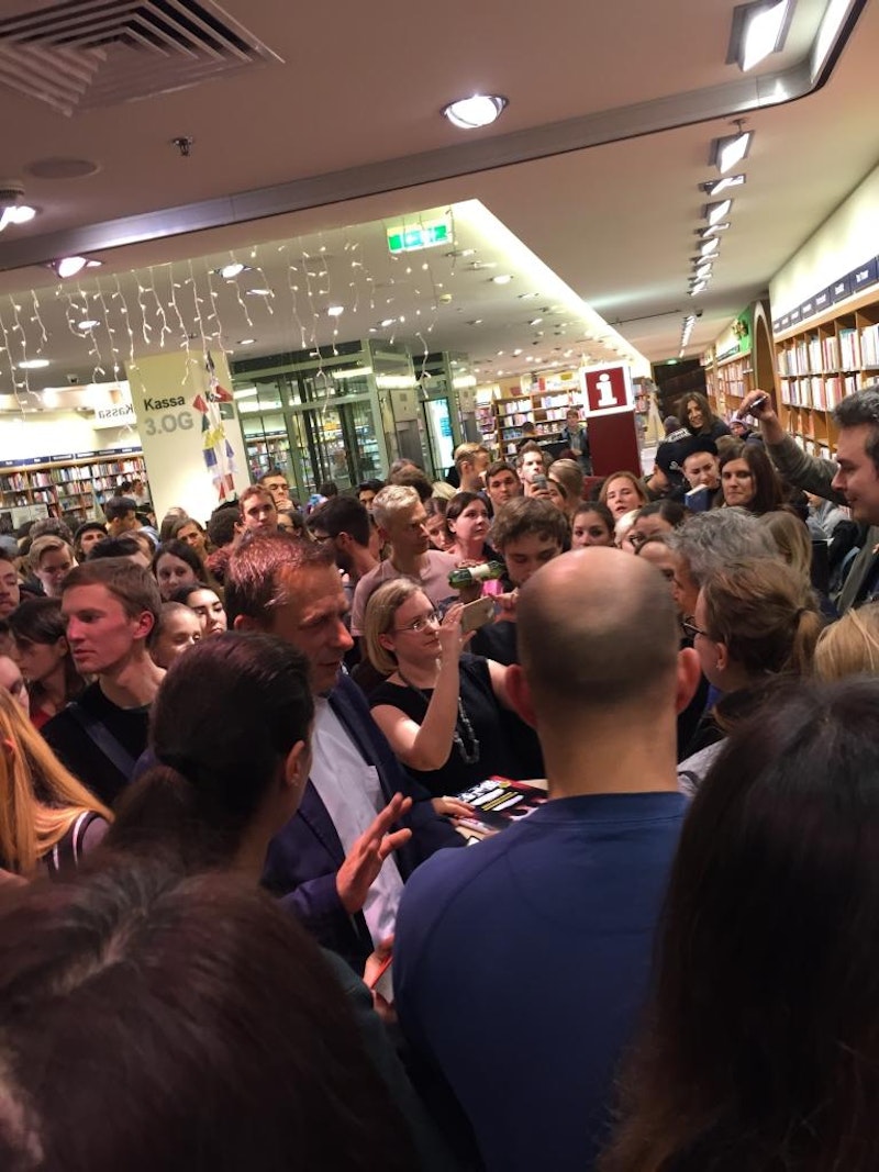 Thomas Brezina präsentiert sein neues Buch.