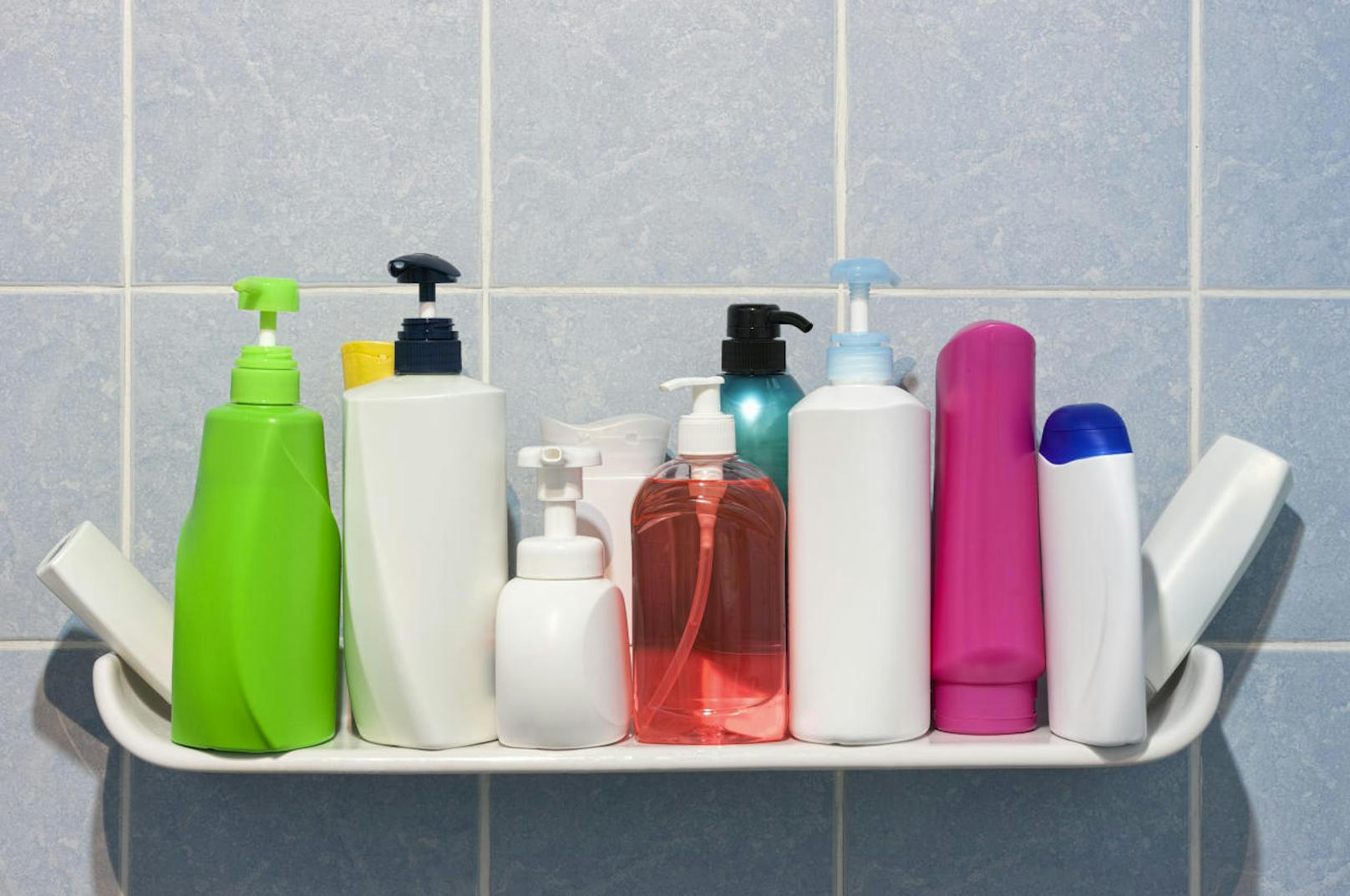 Es ist ein Naturgesetz: Der Conditioner ist immer etwa doppelt so schnell leer wie das Shampoo. Die Folge: Dutzende angefangene Shampooflaschen. Hier lautet die Devise: aufbrauchen. Außerdem könnten Sie anfangen, Conditioner in größeren Flaschen zu kaufen - oder jeweils zwei Stück für jede Flasche Shampoo.