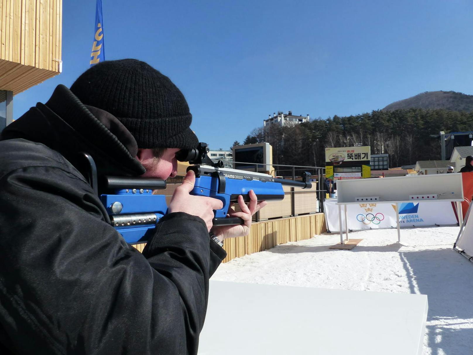 Bei den Action-Stationen kann man Olympia-Feeling hautnah erleben, so zum Beispiel beim Biathlon-Schießstand.