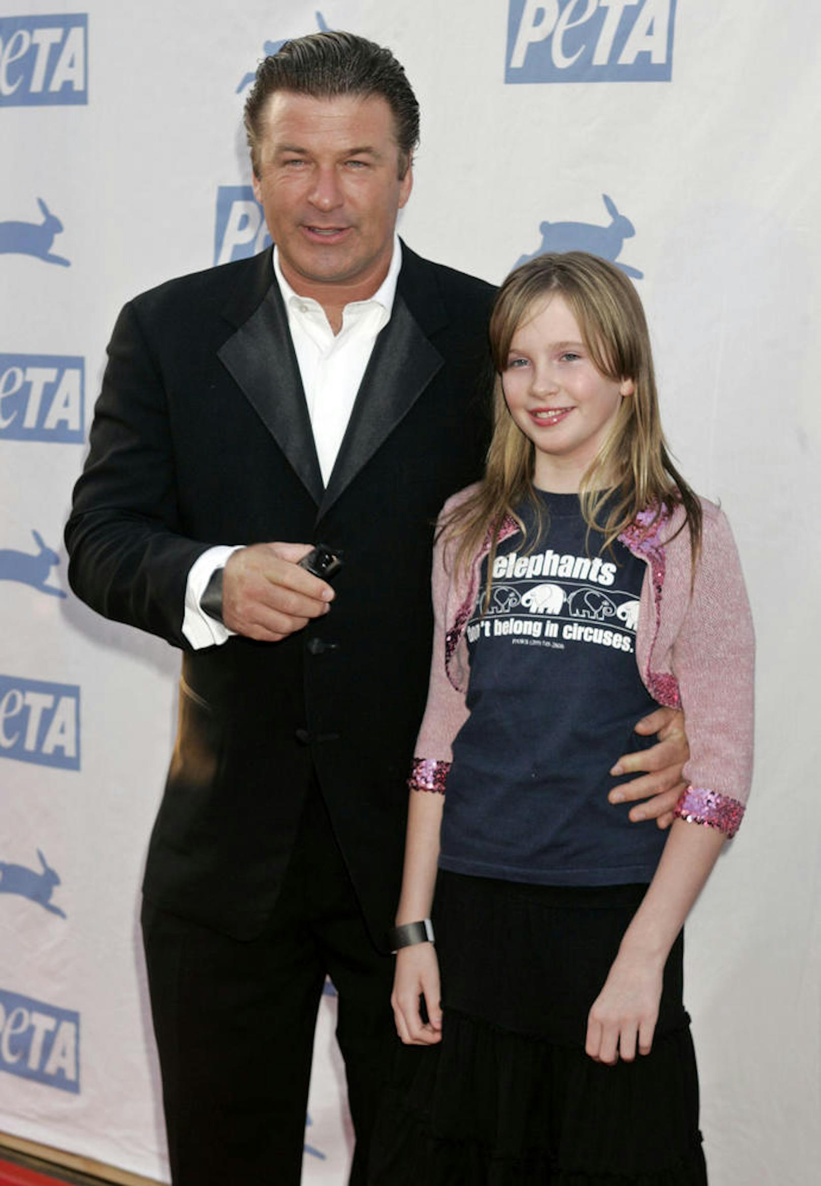 Alec Baldwin und seine Tochter Ireland bei der PETA 25. Jubiläums Gala in Hollywood, 2005.