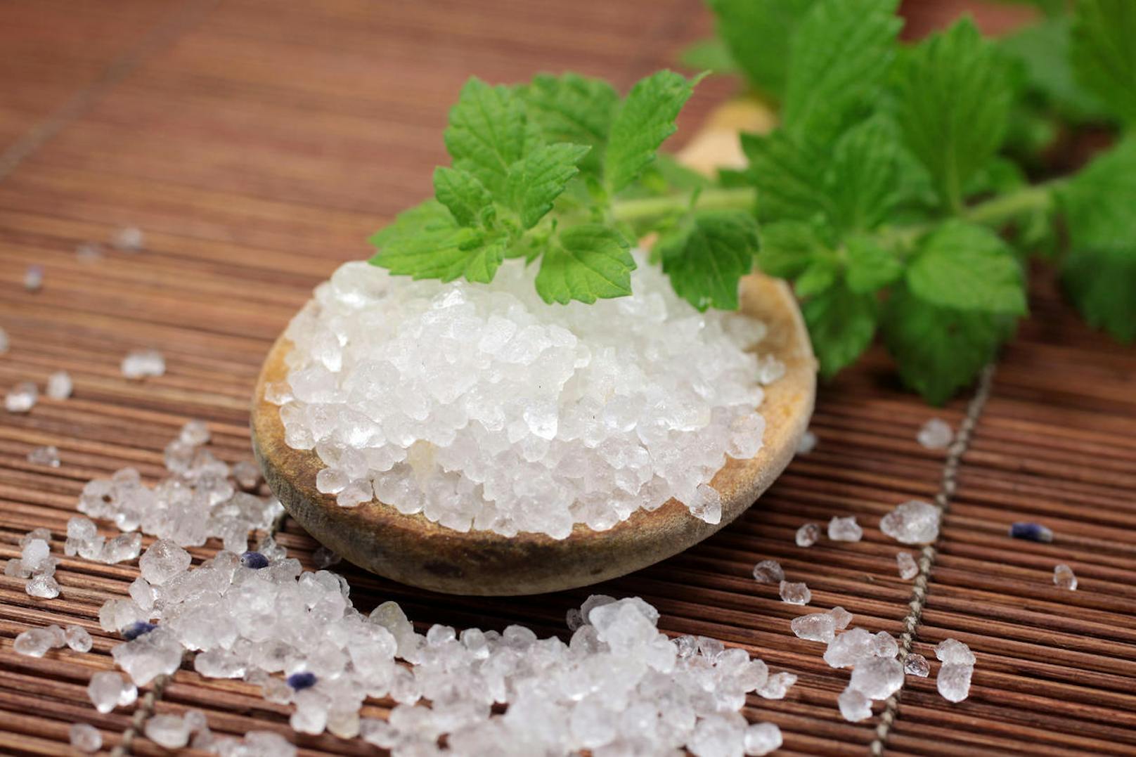 <strong>Salz! </strong>Ein absoluter Evergreen und in jeder Küche&nbsp;vorhanden: Salz. Es wird niemals schlecht und verliert auch seine Wirkung nicht.