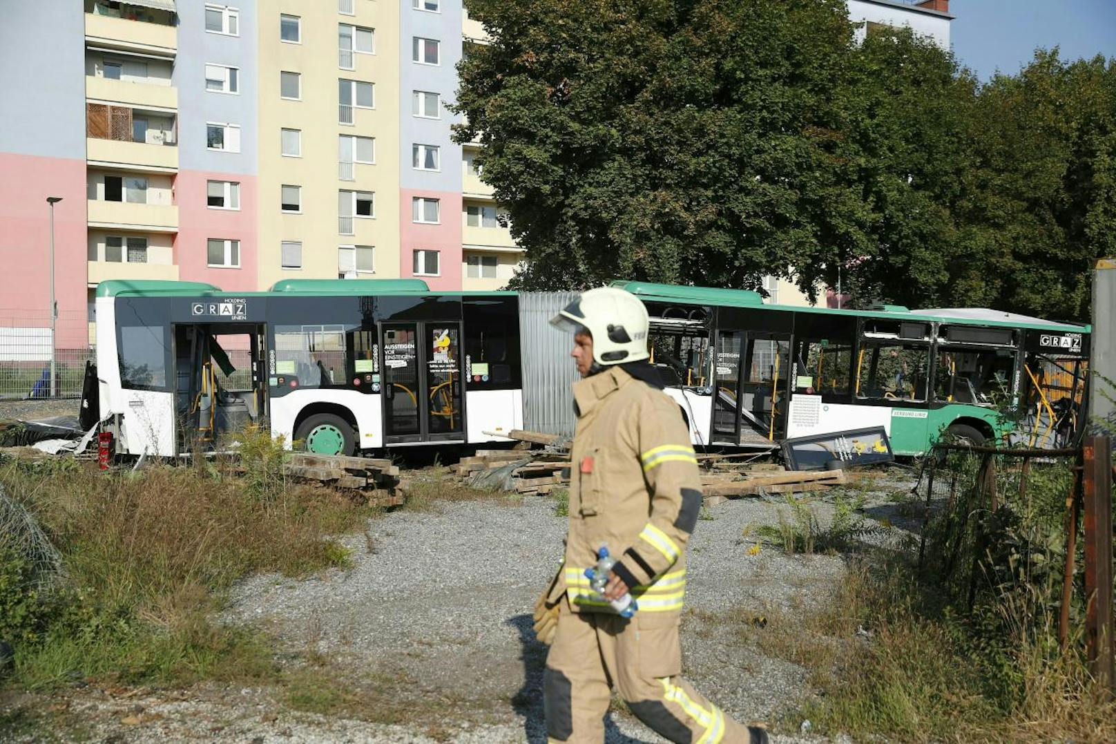 Ein Bus der Linie 33 ist mit einer GKB-Garnitur zusammengekracht.