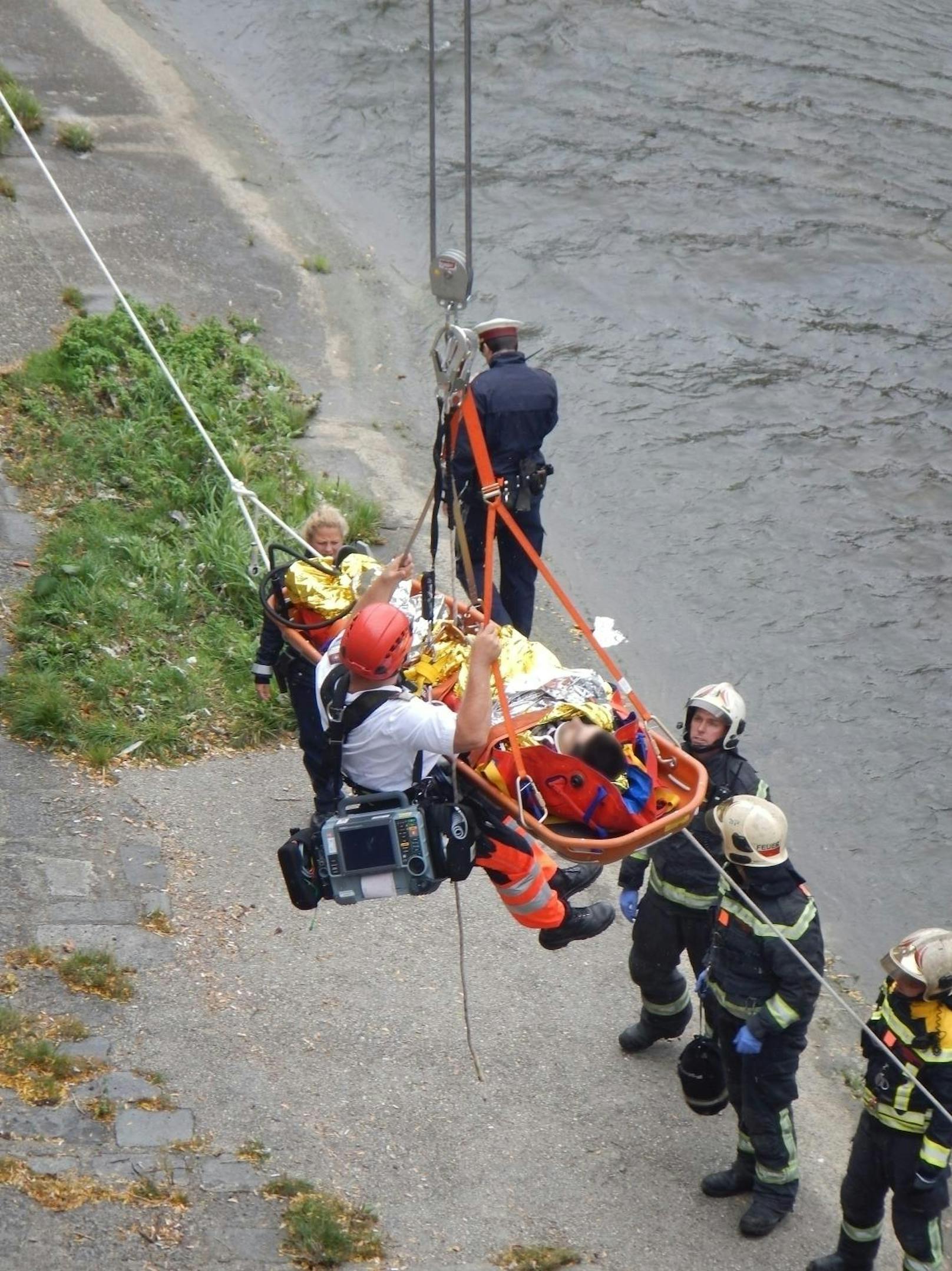 Am Freitag stürzte ein Mann am Wienfluss auf Höhe der Meindlinger Hauptstraße etwa 10 Meter in die Tiefe. Er musste von der Berufsfeuerwehr und Berufsrttung geborgen werden.