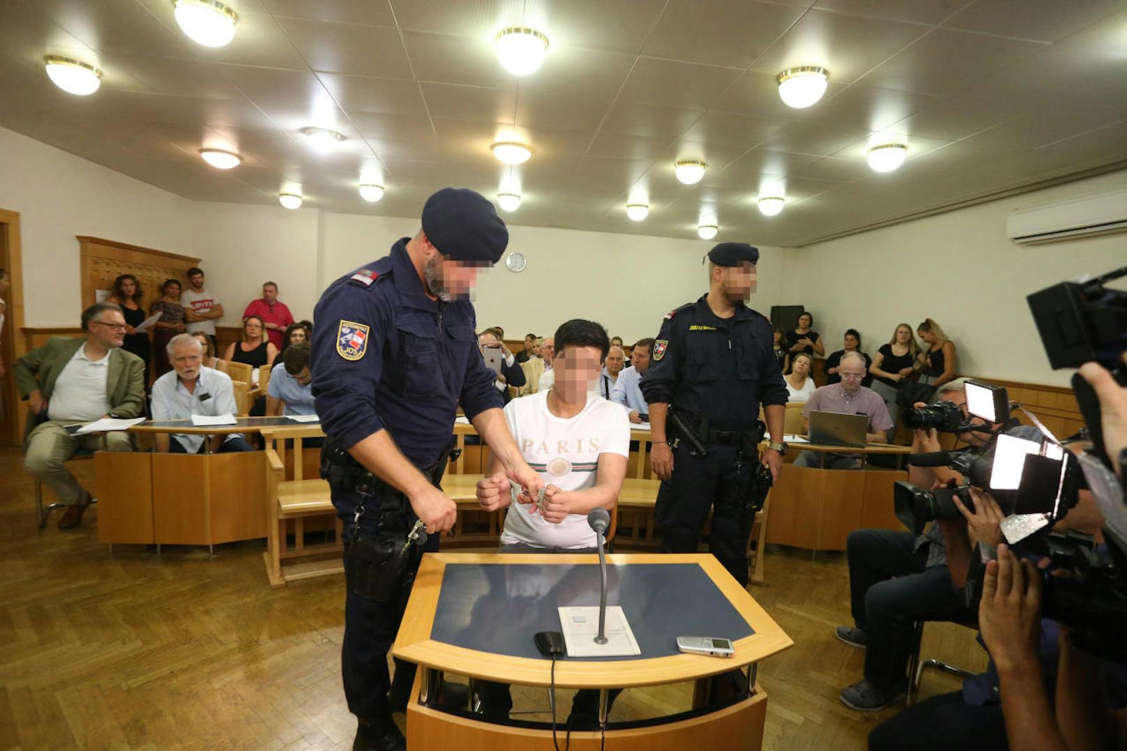 Hikmatullah S. hat seine 14-jährige Schwester erstochen. Am Mittwoch stand er dafür in Wien vor Gericht.