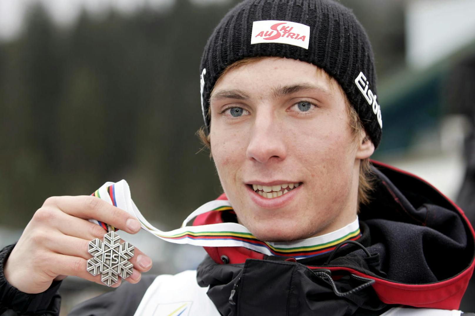 Bei der Ski-Juniorenweltmeisterschaft in Altenmarkt/Zauchensee und Flachau 2007 ging so richtig der Stern des Salzburgers auf. Hirscher holte Gold im Riesentorlauf und Silber im Slalom. 