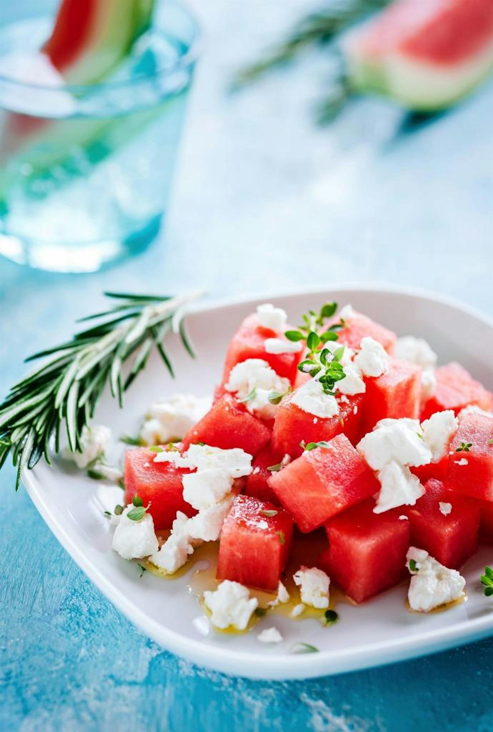 Wassermelonen-Feta Salat mit Minze - ein ideales Sommergericht.