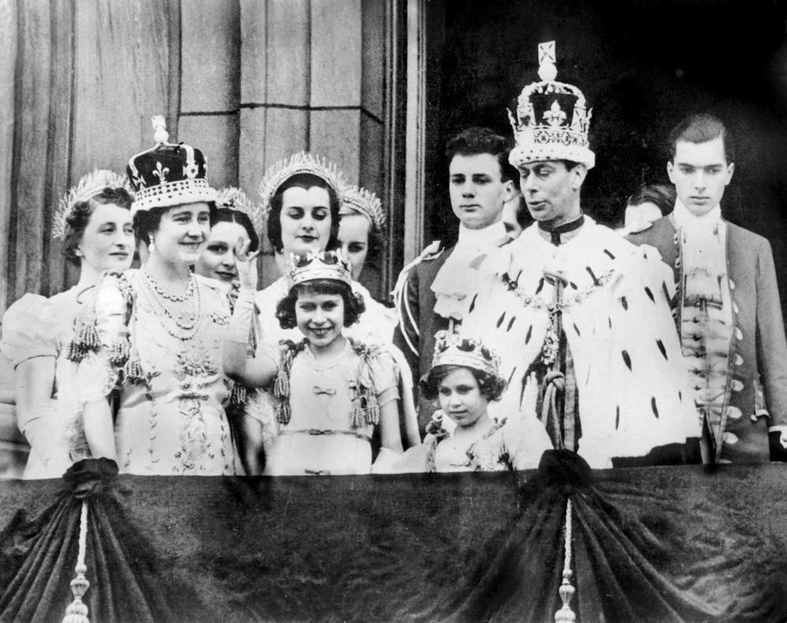 Ihre Familie nannte die zukünftige Queen liebevoll "Lilibet".
Ihr Ehemann Prince Philip nennt sie "Cabbage" (Krautkopf, wegen der Frisur).

Foto: 1936 - King George VI, Queen Elizabeth, die Mutter der Queen und die Prinzessinnen Elizabeth und Margaret