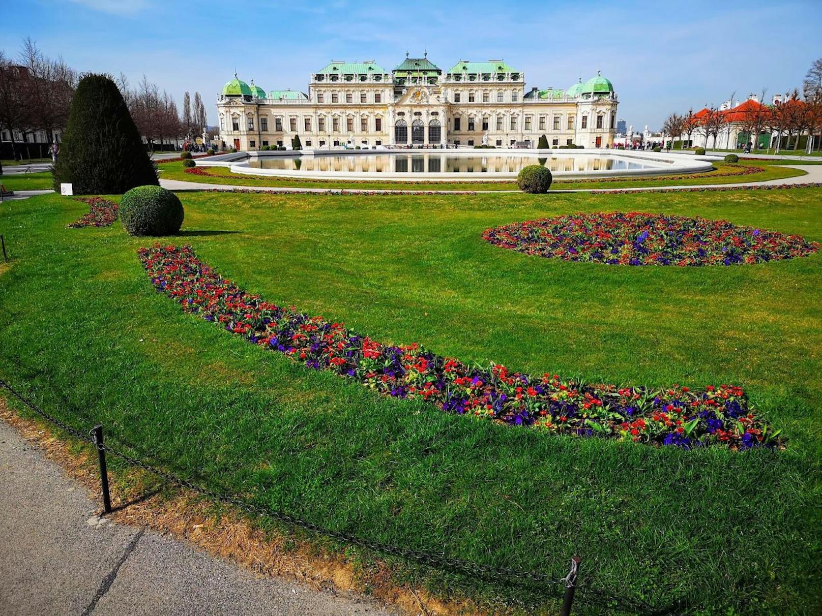 Was das P20 Pro besonders macht, zeigen wir hier: Das Wiener Schloss Belvedere, aufgenommen in der Standard-Ansicht.