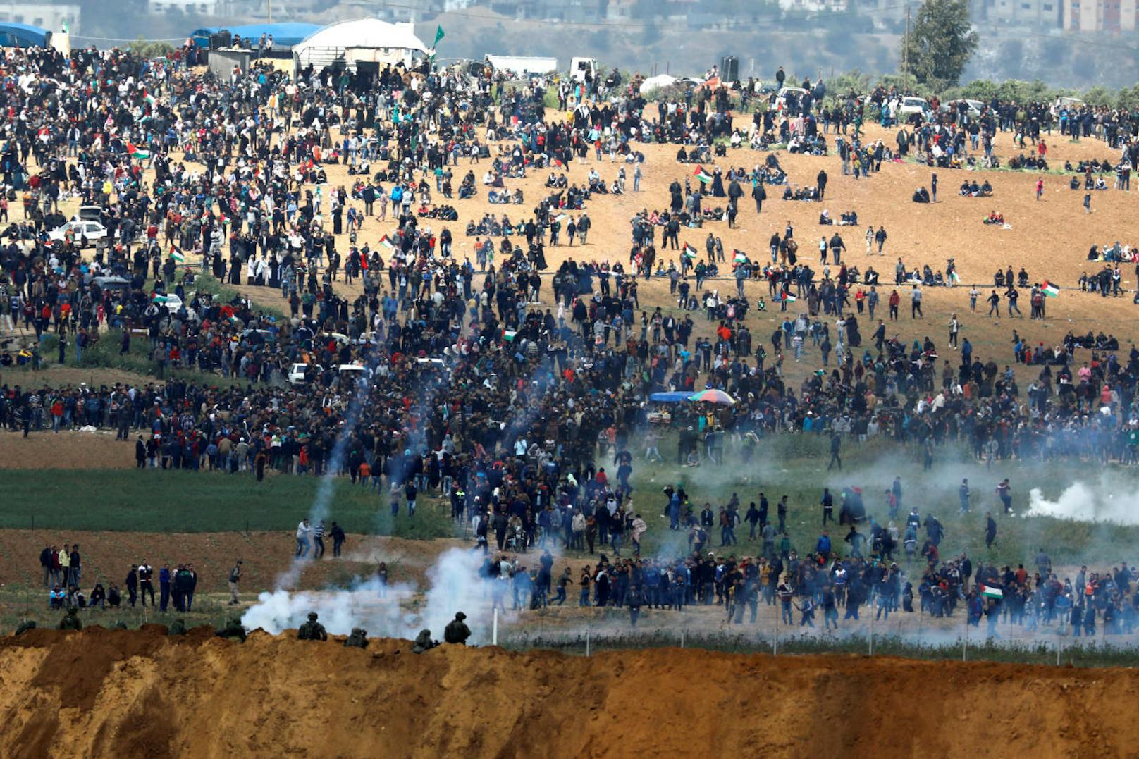 Israelische Sicherheitskräfte setzten Tränengas ein.