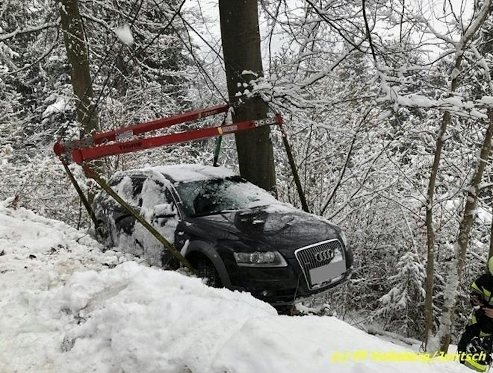 Der Audi rutschte von der Straße und blieb in einem Baum hängen