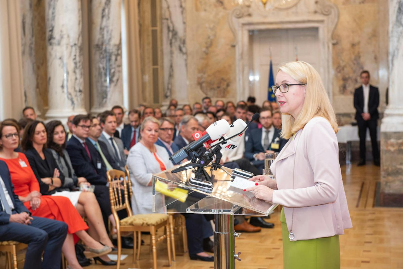 Wirtschaftsministerin Margarete Schramböck beim Lehrlingsgipfel