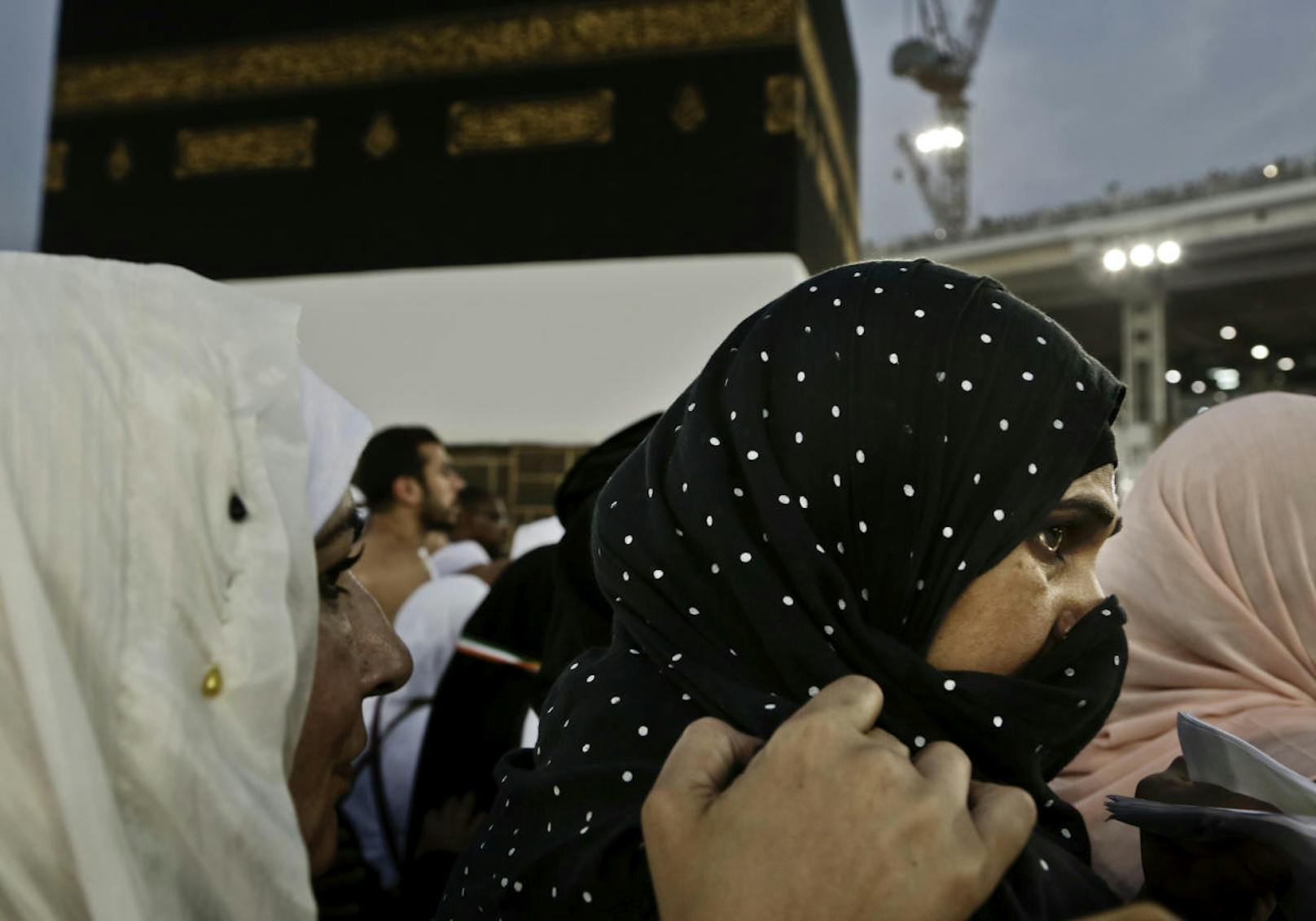 Das Umrunden der Kaaba ("Tawaf") vollziehen Männer und Frauen gemeinsam. Gerade bei dieser Gelegenheit soll es vermehrt zu sexuellen Übergriffen auf Frauen kommen.