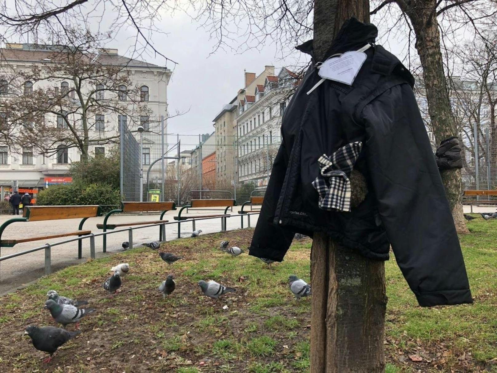 Sie hängten Jacken, Schals und aufmunternde Notizen auf Bäume am Keplerplatz, im Resselpark und beim Prater.