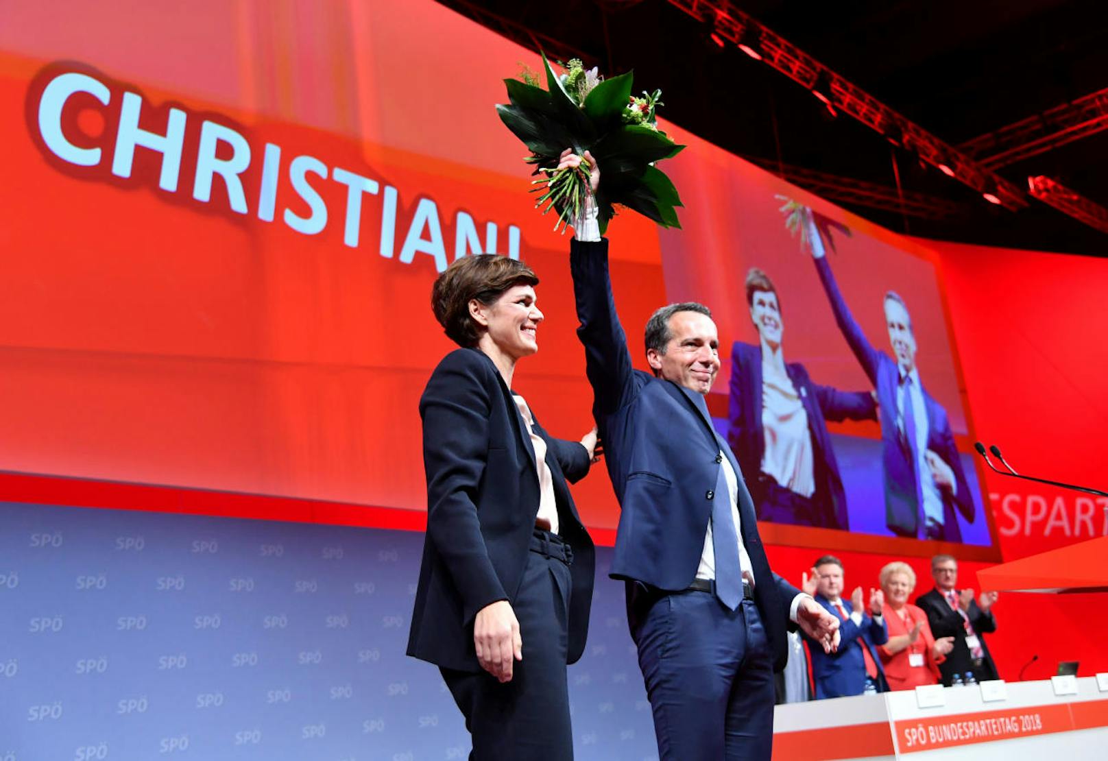 Kern mit seiner Nachfolgerin Pamela Rendi-Wagner beim 44. Bundesparteitag der SPÖ am 24. November 2018 in Wels.