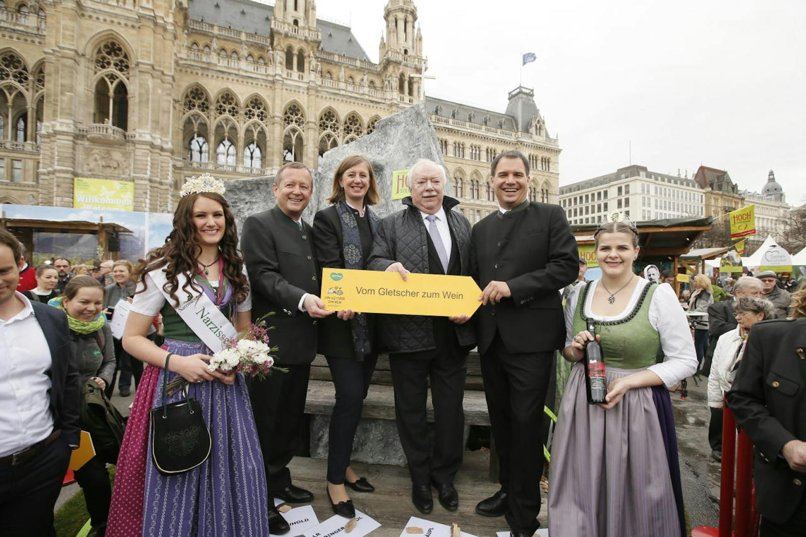 Bürgermeister Michael Häupl eröffnete am Donnerstag den Steiermark-Frühling am Rathausplatz ? natürlich gab es auch einen Bieranstich!