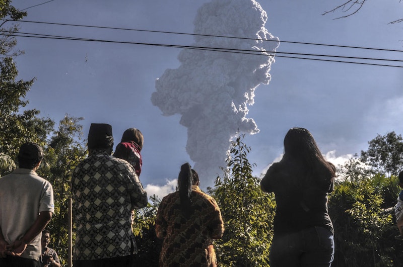 Anwohner beobachten die riesige Aschewolke, die der Vulkan Merapi auf der indonesischen Insel Java speit. (1. Juni 2018)