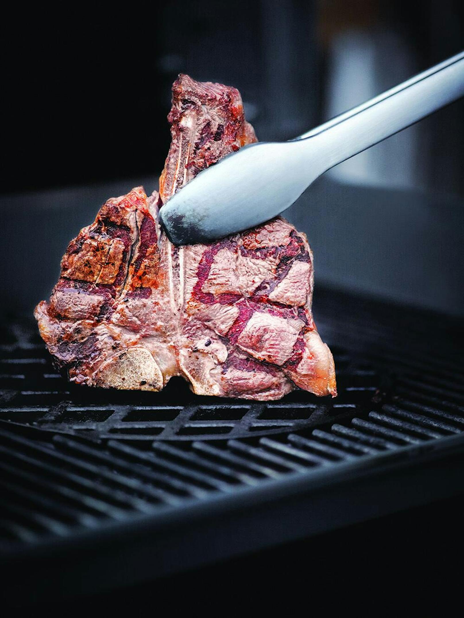 2. Nehmen Sie das Fleisch bereits einige Stunden vor dem Grillen aus dem Kühlschrank.