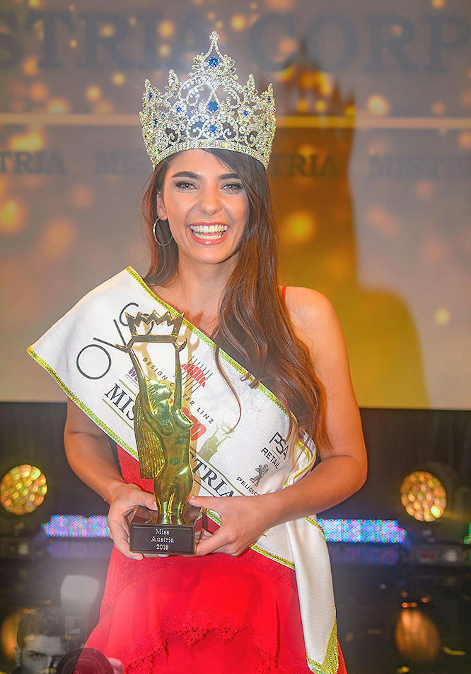Ihr erstes strahlendes Lächeln als neue Miss Austria 2018: Daniela Zivkov mit den Insignien ihres Titels: Trophäe, Schärpe, Krone